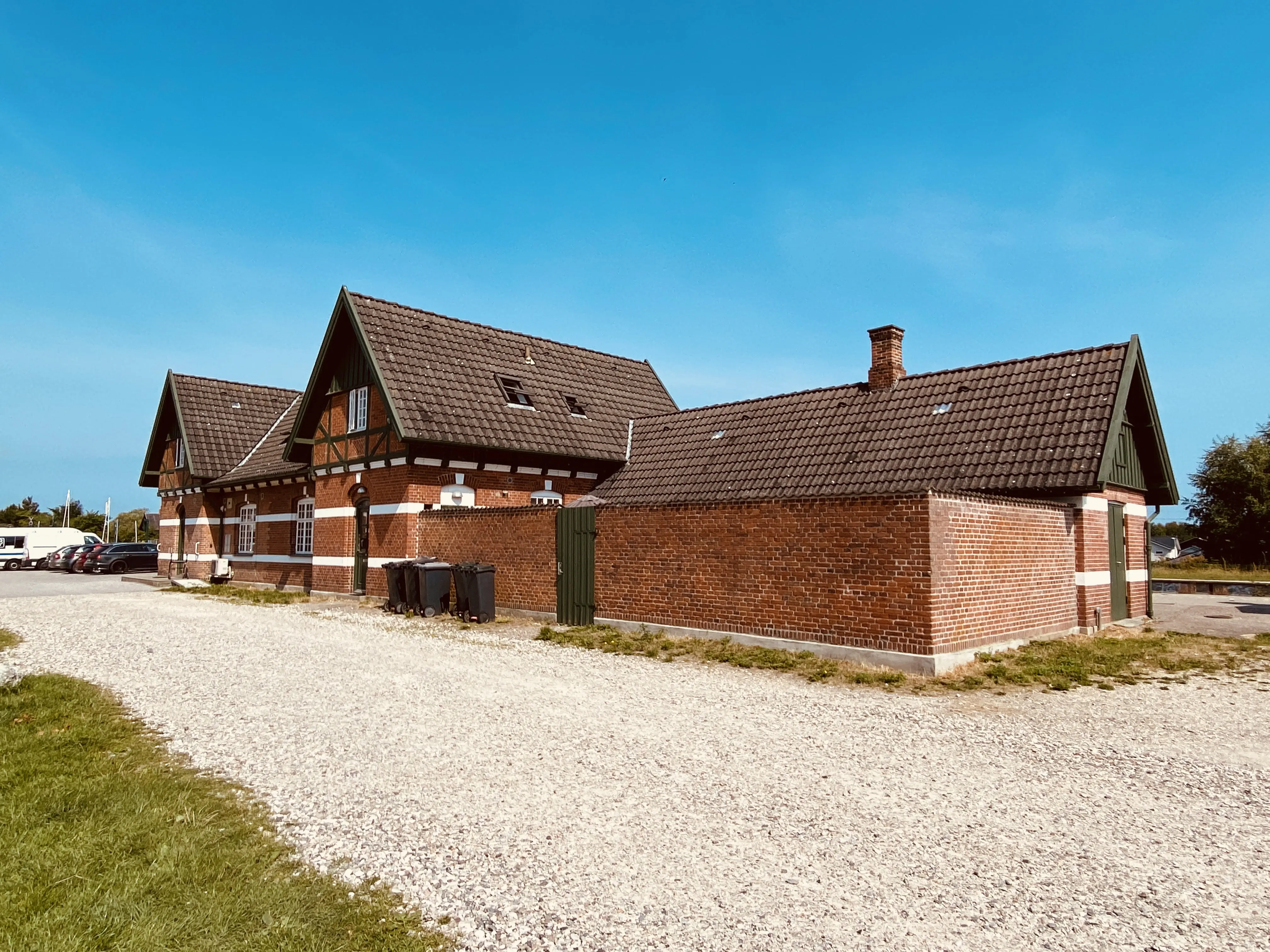 Billede af Ølsted Station set fra vejsiden. Billede af Ølsted Station set fra vejsiden.