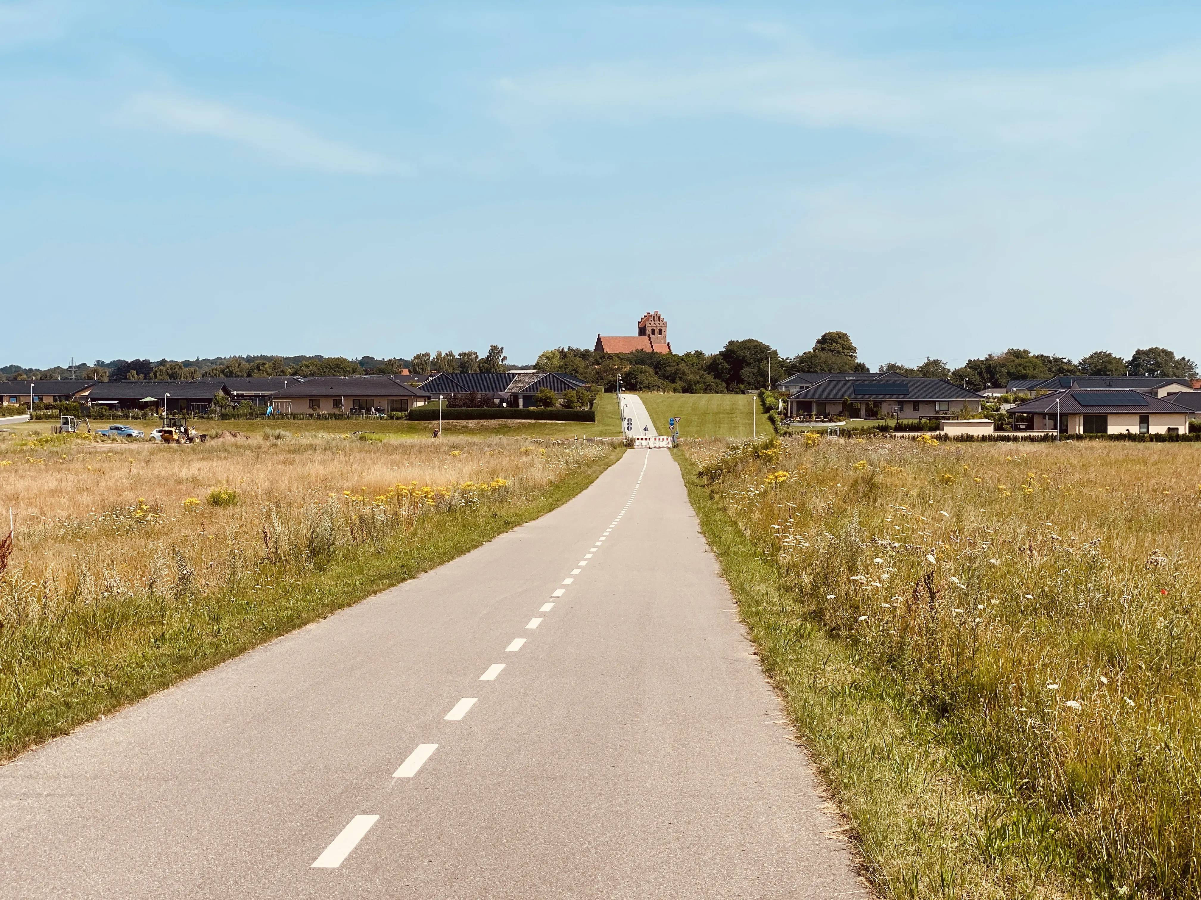 Billede af Kirkestien fra det nedlagte Kregme Kirkesti Trinbræt og op mod kirken.