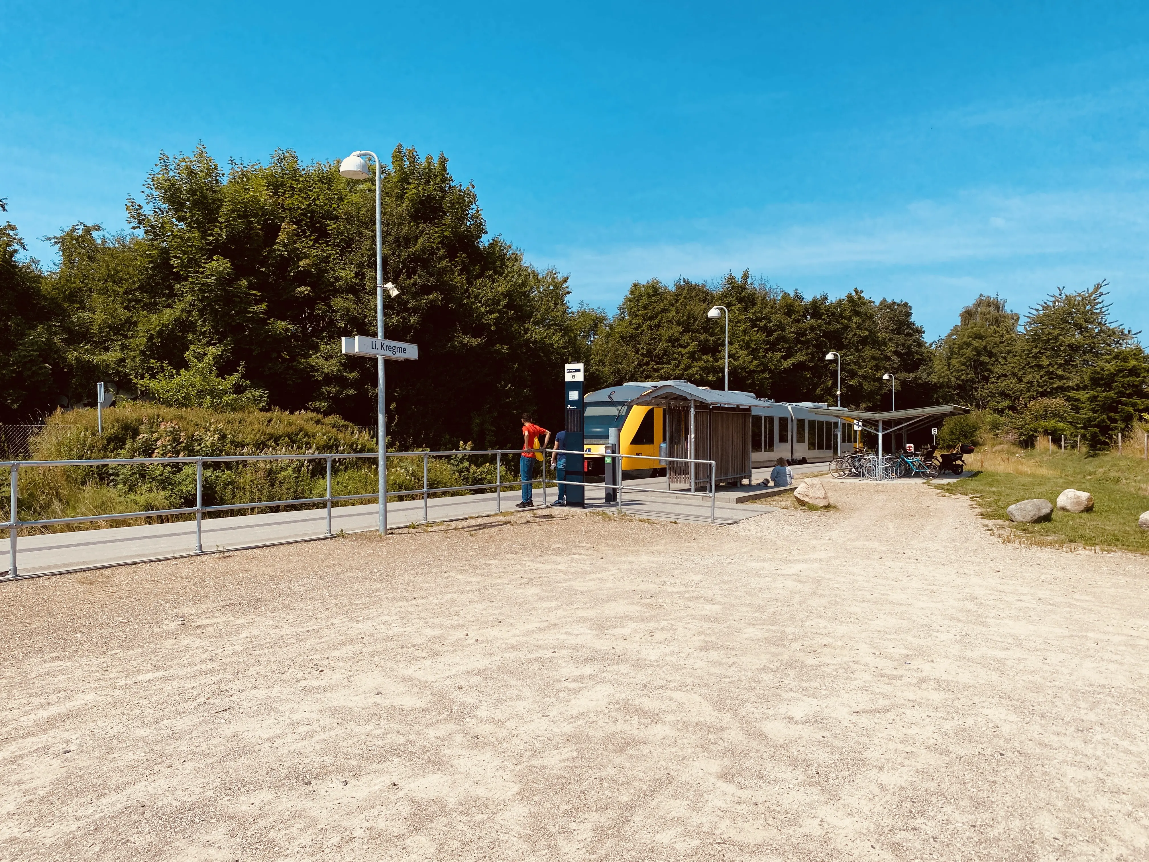 Billede af tog ud for Lille Kregme Trinbræt. Billede af tog ud for Lille Kregme Trinbræt.
