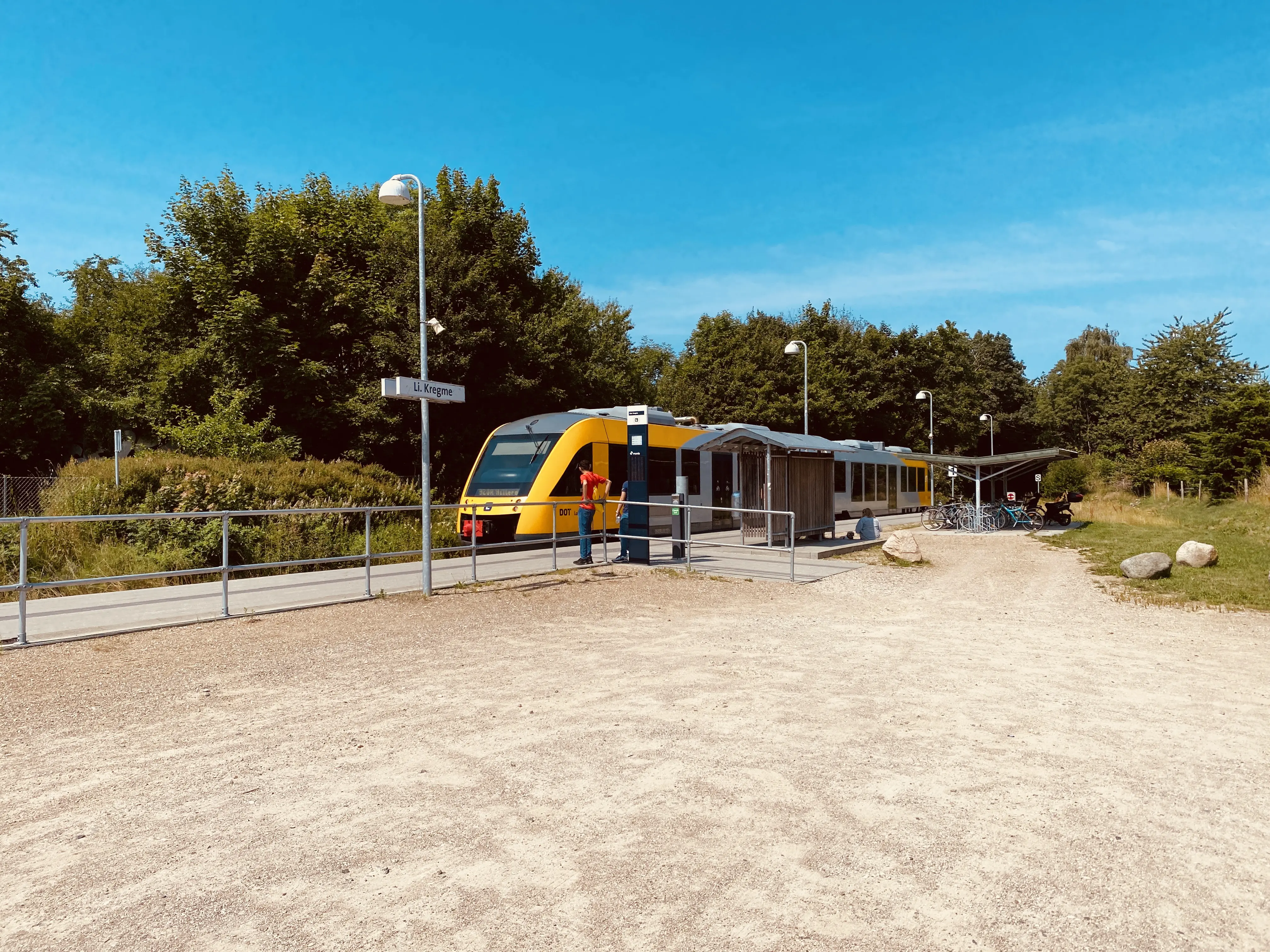 Billede af tog ud for Lille Kregme Trinbræt. Billede af tog ud for Lille Kregme Trinbræt.