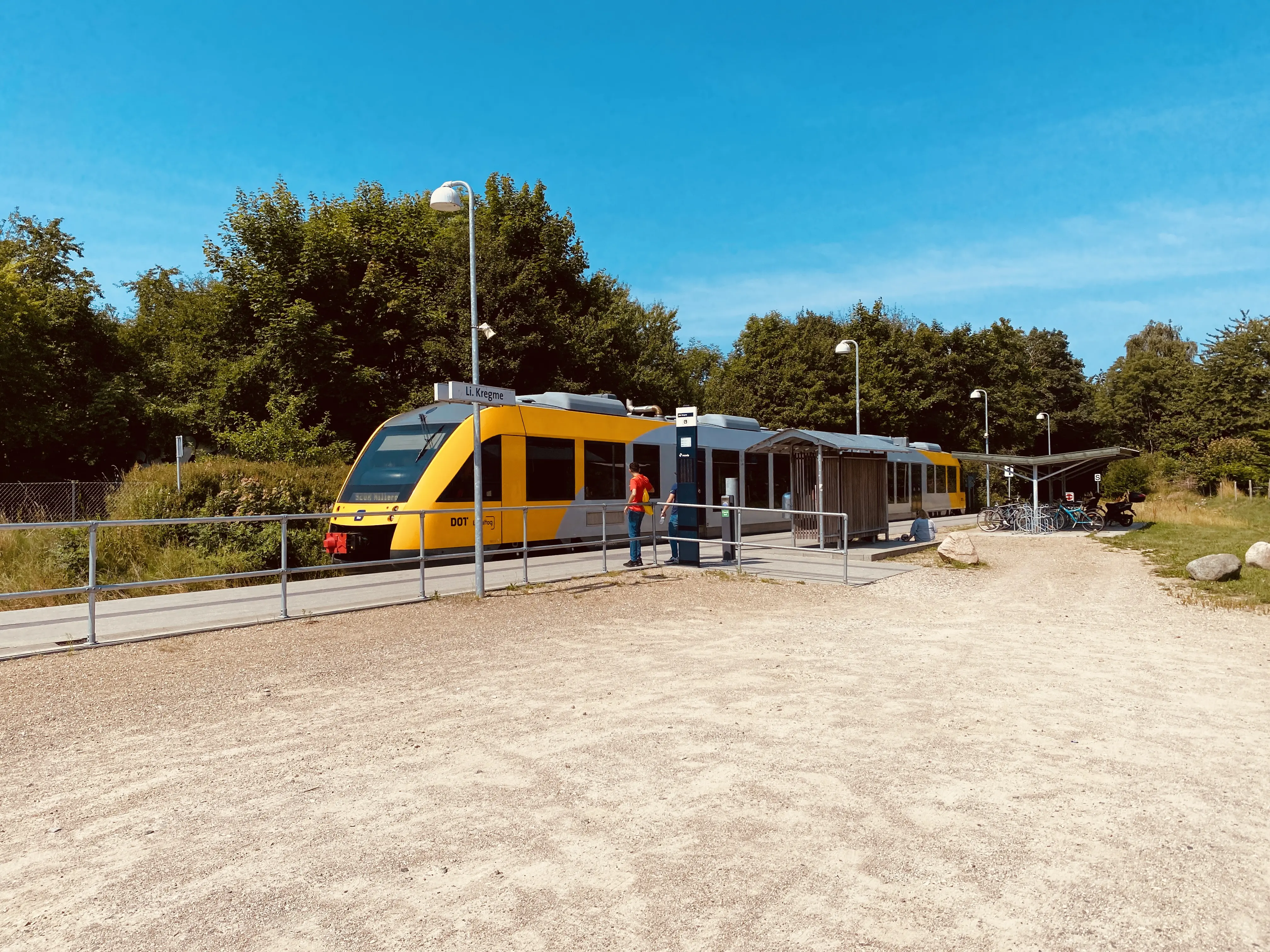 Billede af tog ud for Lille Kregme Trinbræt. Billede af tog ud for Lille Kregme Trinbræt.