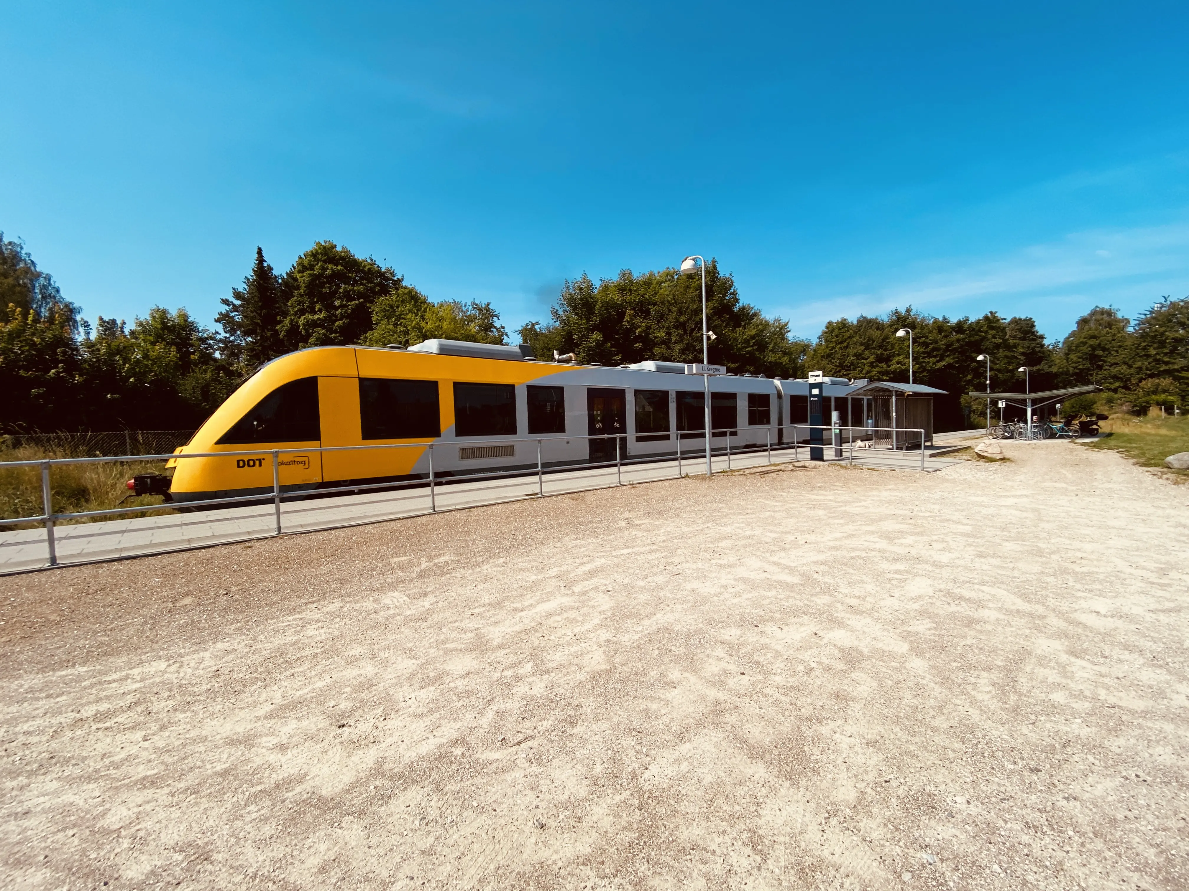 Billede af tog ud for Lille Kregme Trinbræt. Billede af tog ud for Lille Kregme Trinbræt.