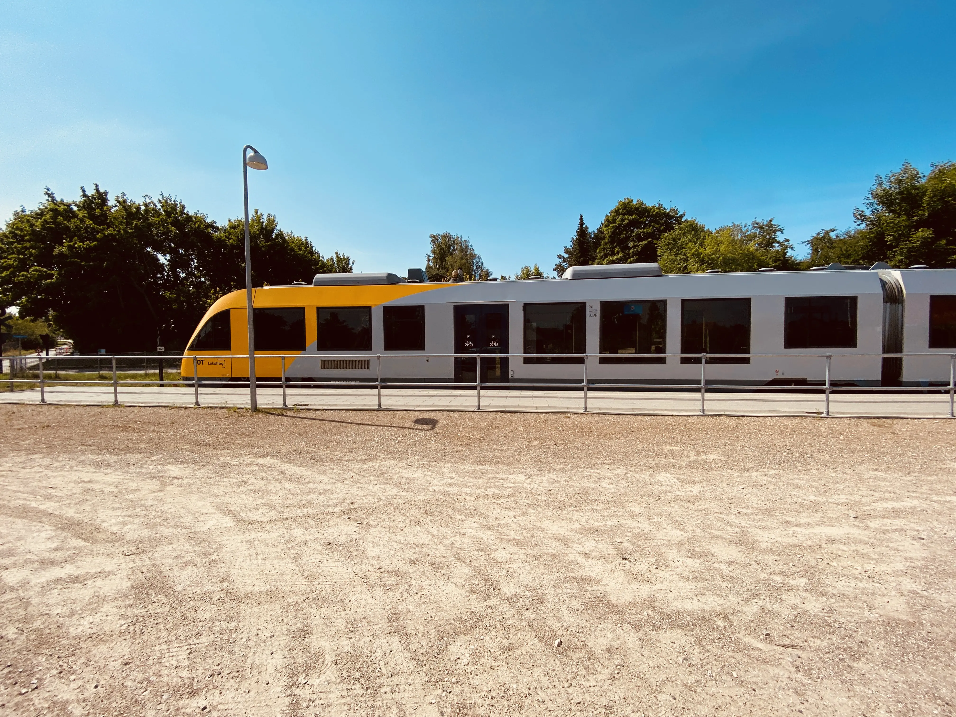 Billede af tog ud for Lille Kregme Trinbræt. Billede af tog ud for Lille Kregme Trinbræt.