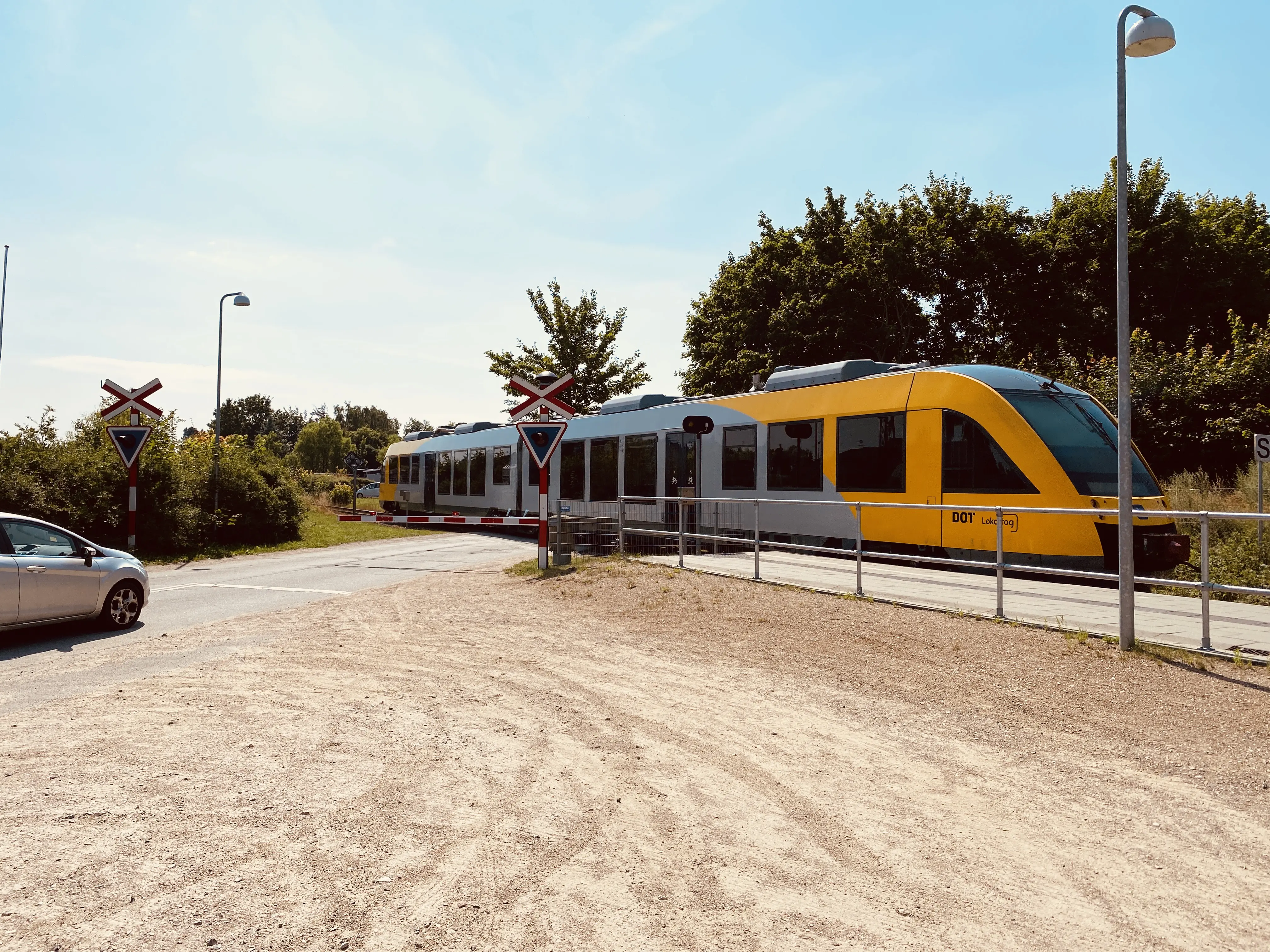 Billede af tog ud for Lille Kregme Trinbræt. Billede af tog ud for Lille Kregme Trinbræt.