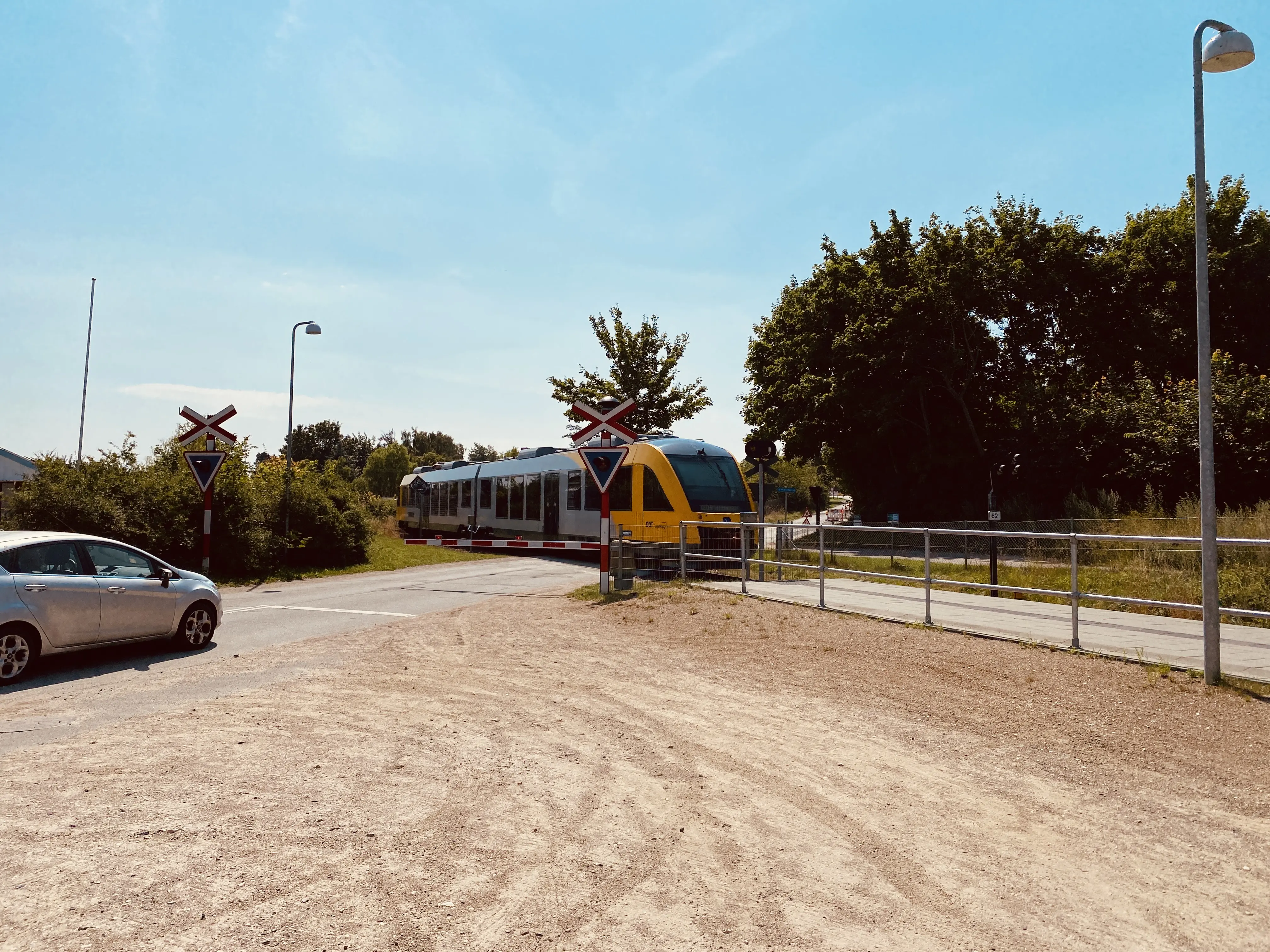 Billede af tog ud for Lille Kregme Trinbræt. Billede af tog ud for Lille Kregme Trinbræt.