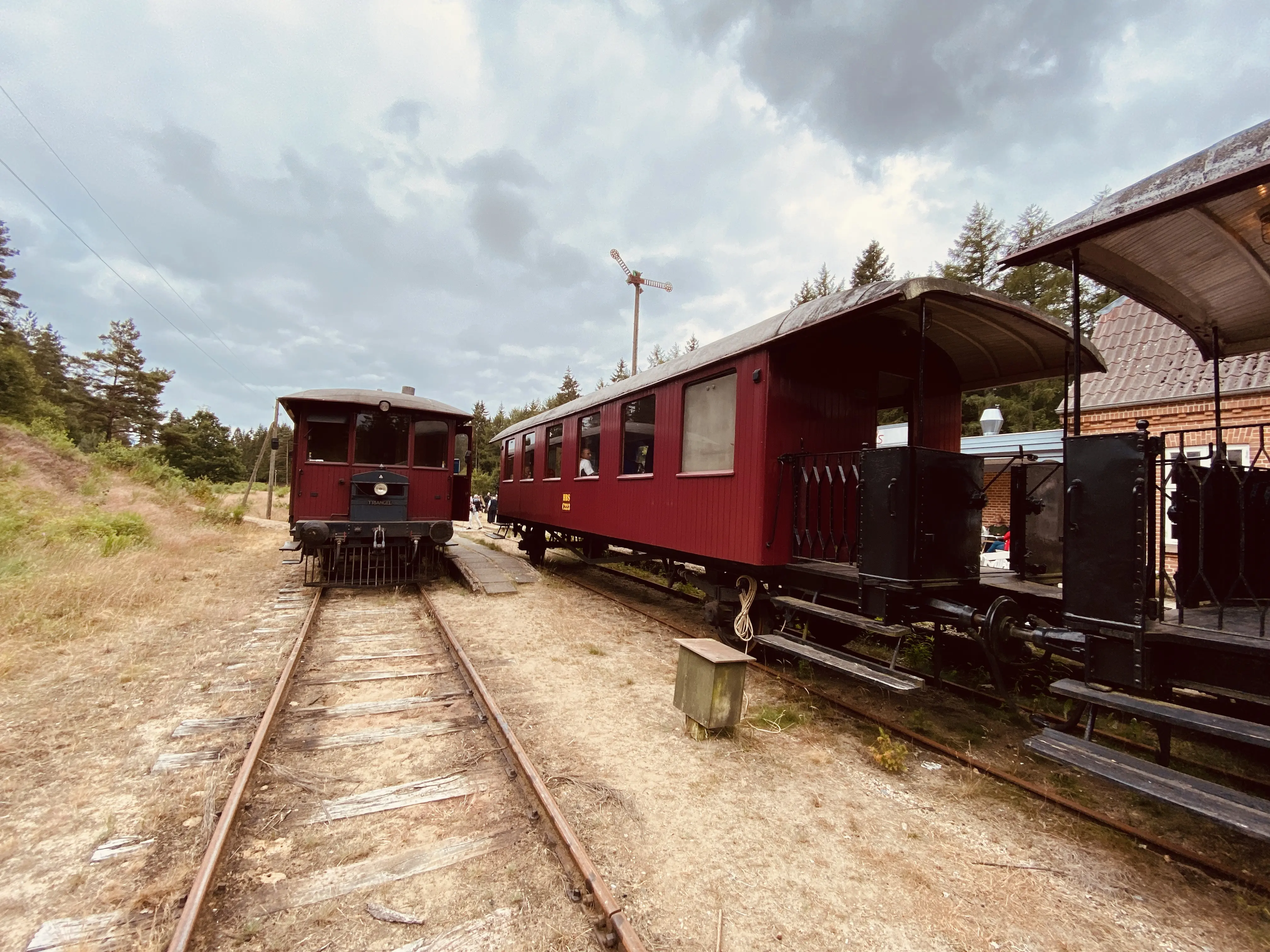 Billede af tog ud for Vrads Station. Billede af tog ud for Vrads Station.