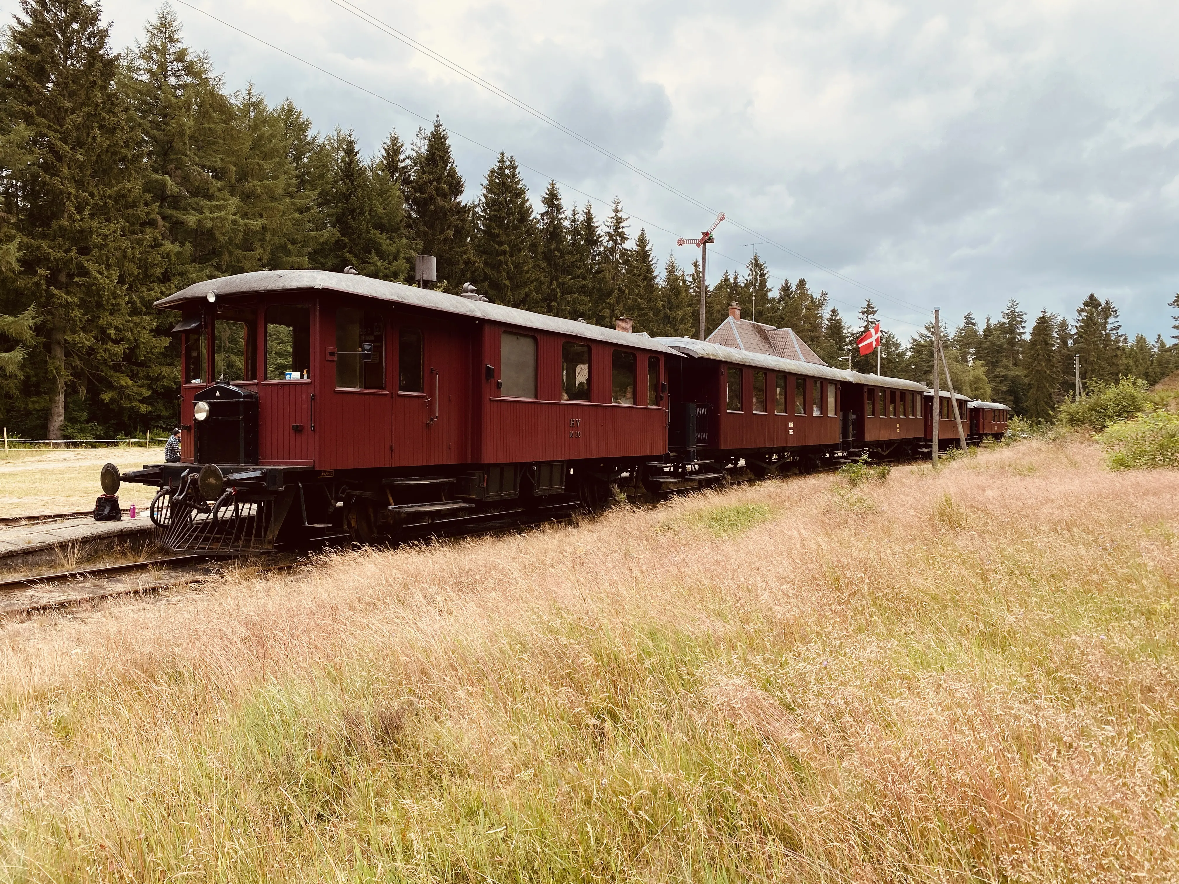 Billede af tog ud for Vrads Station. Billede af tog ud for Vrads Station.