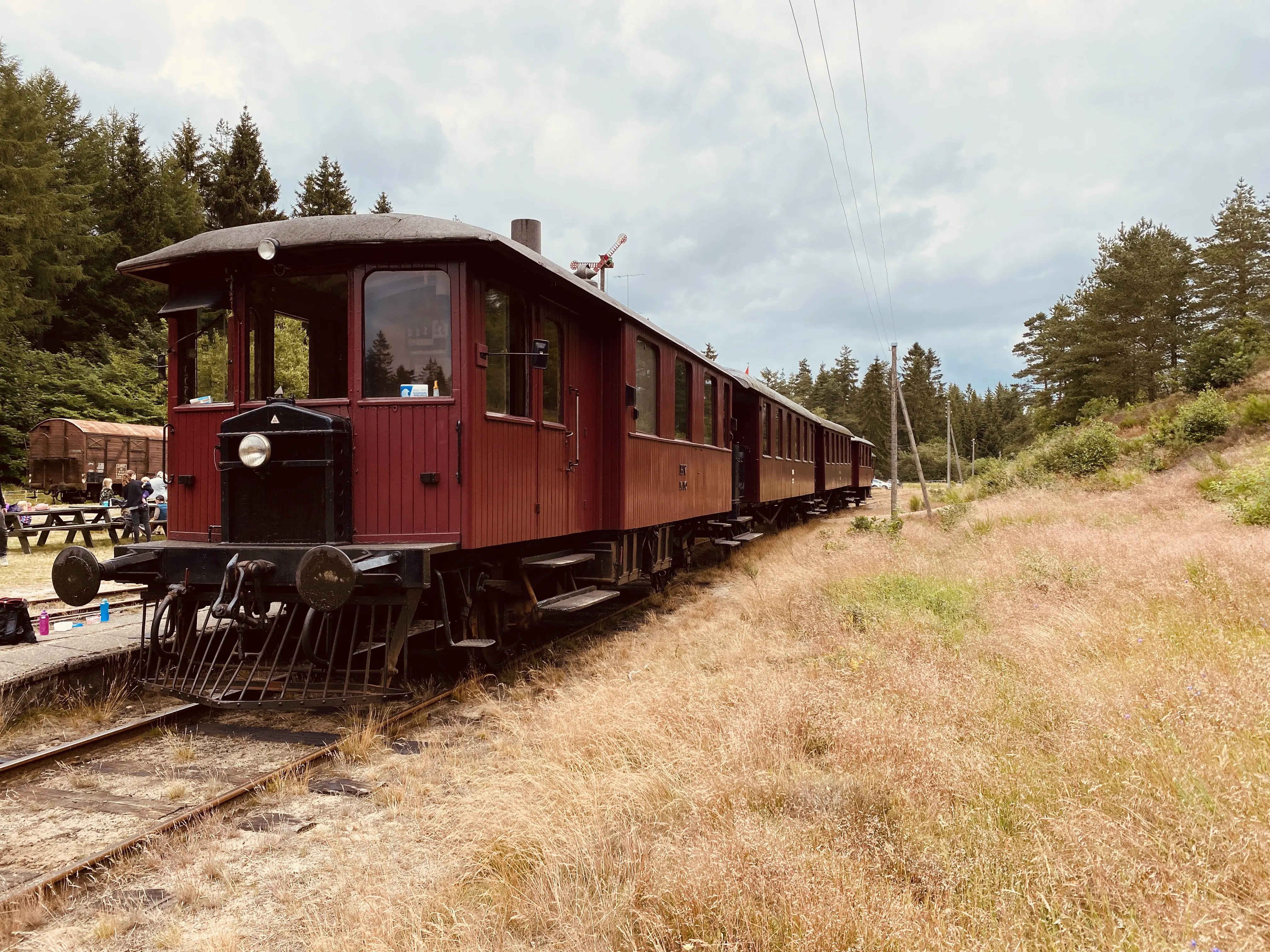 Billede af tog ud for Vrads Station. Billede af tog ud for Vrads Station.