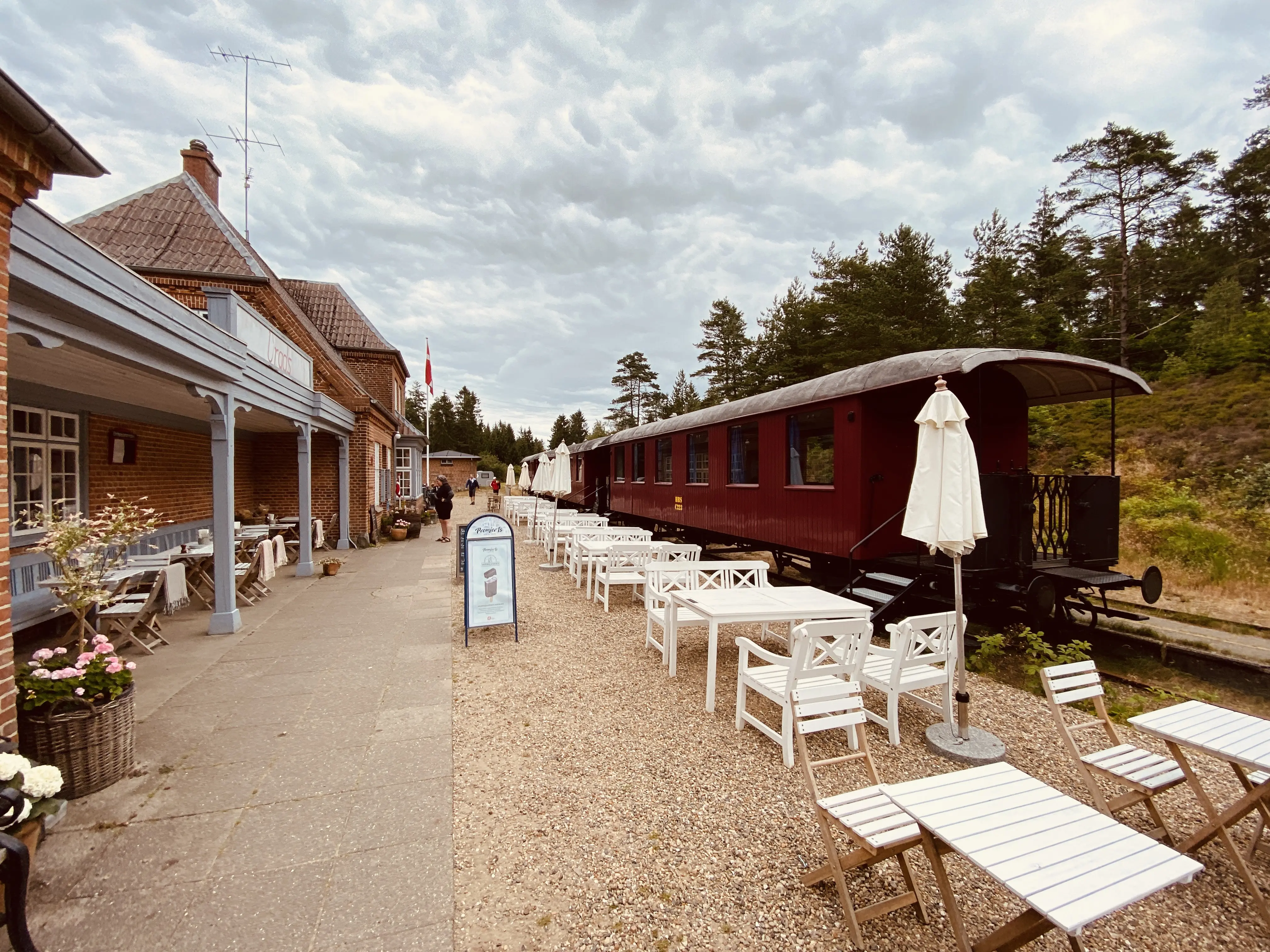 Billede af tog ud for Vrads Station. Billede af tog ud for Vrads Station.