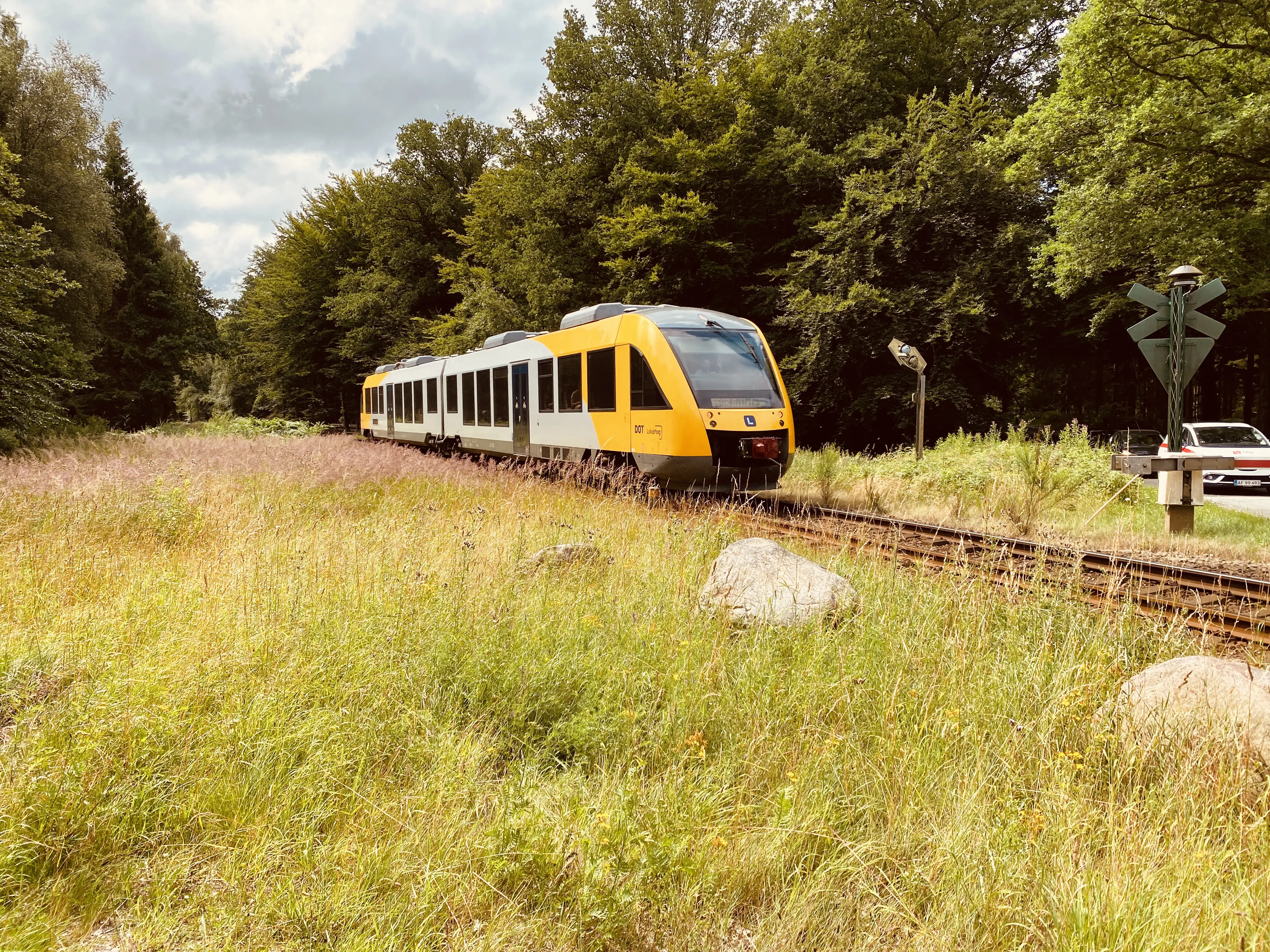 Billede af tog ud for det nedlagte Kildeport Trinbræt.