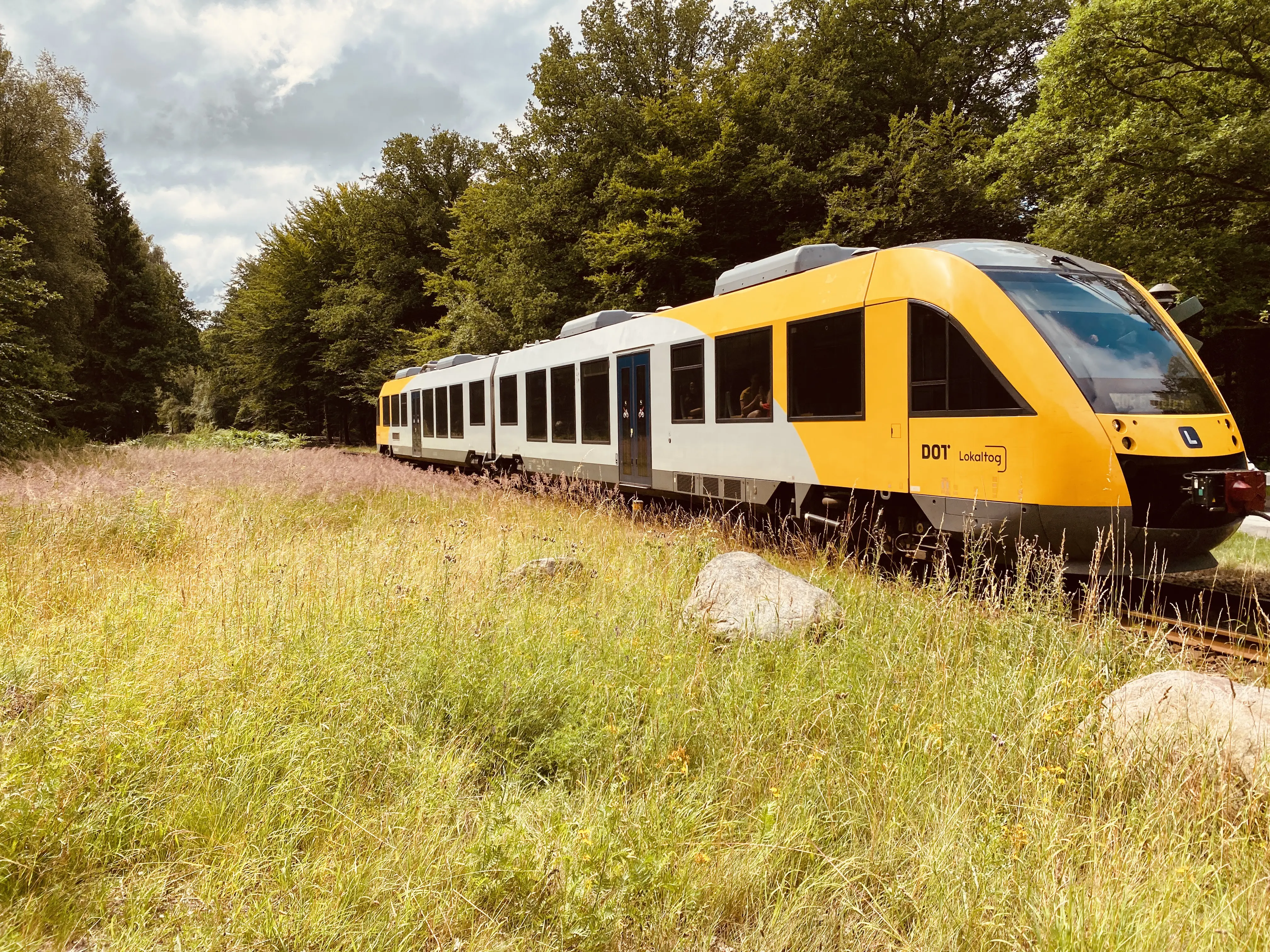 Billede af tog ud for det nedlagte Kildeport Trinbræt.