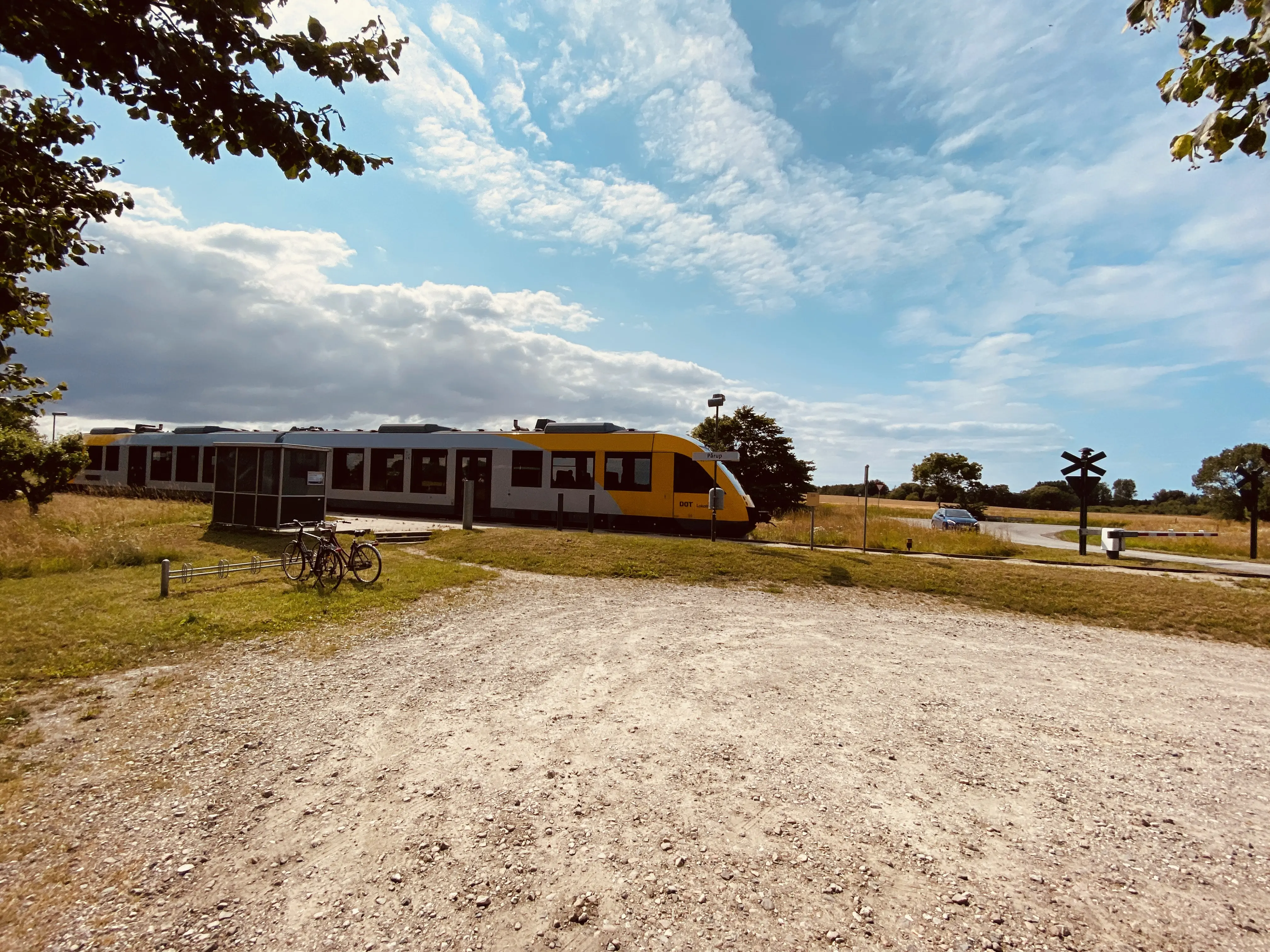 Billede af tog ud for Pårup Trinbræt. Billede af tog ud for Pårup Trinbræt.