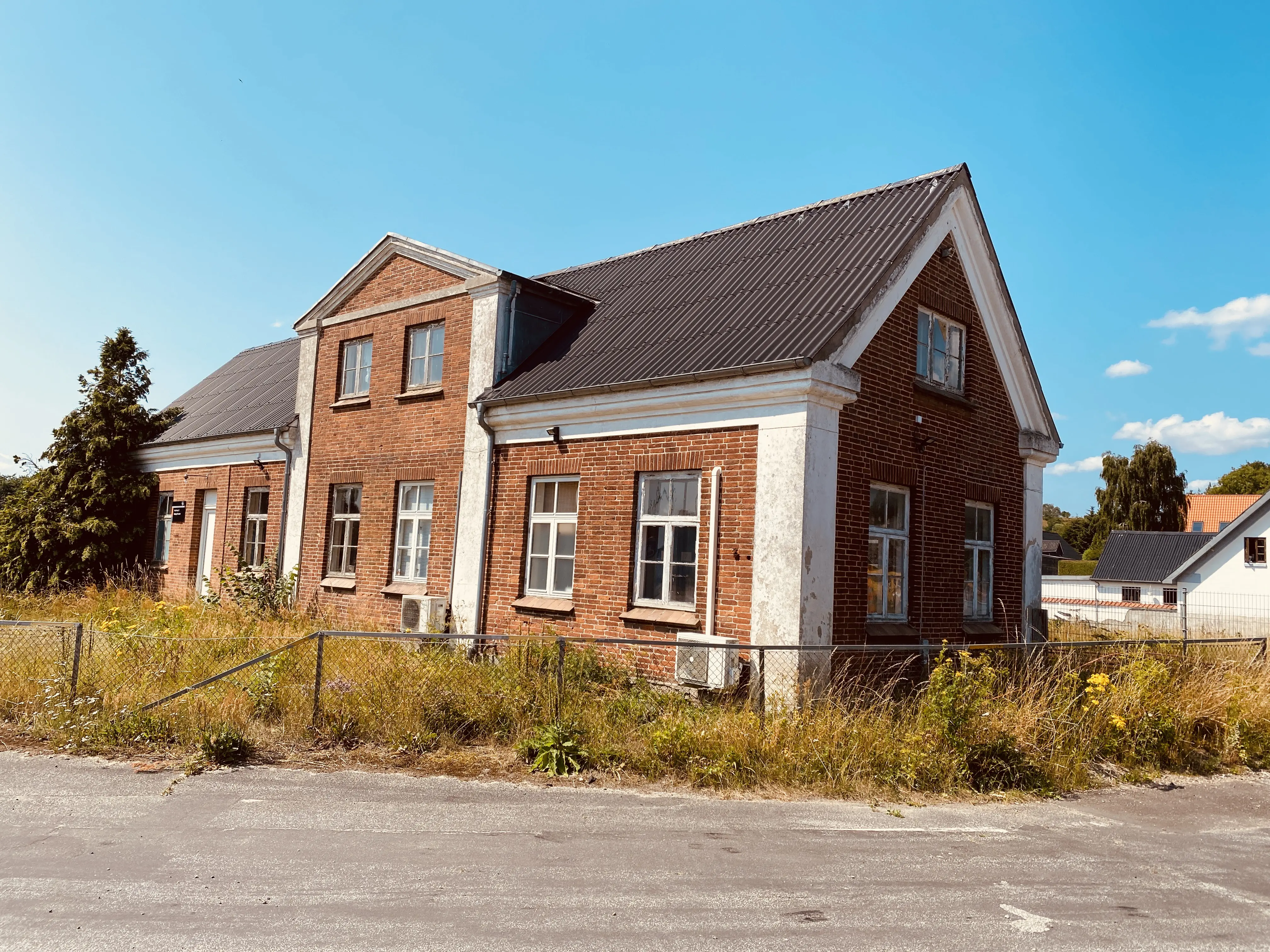 Billede af Ellidshøj Station set fra vejsiden.