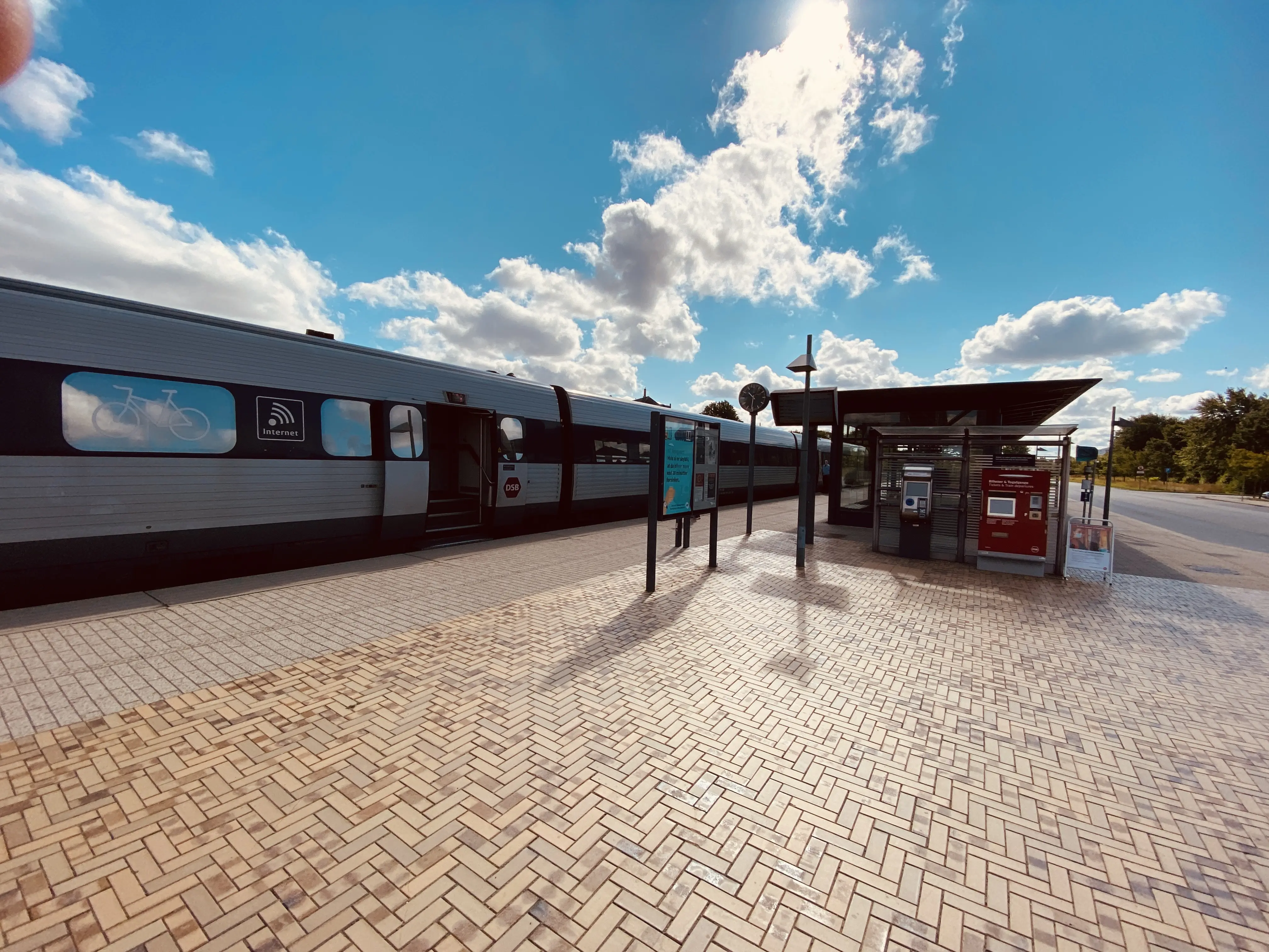 Billede af tog ud for Lindholm (Vendsysselbanen) Station. Billede af tog ud for Lindholm (Vendsysselbanen) Station.
