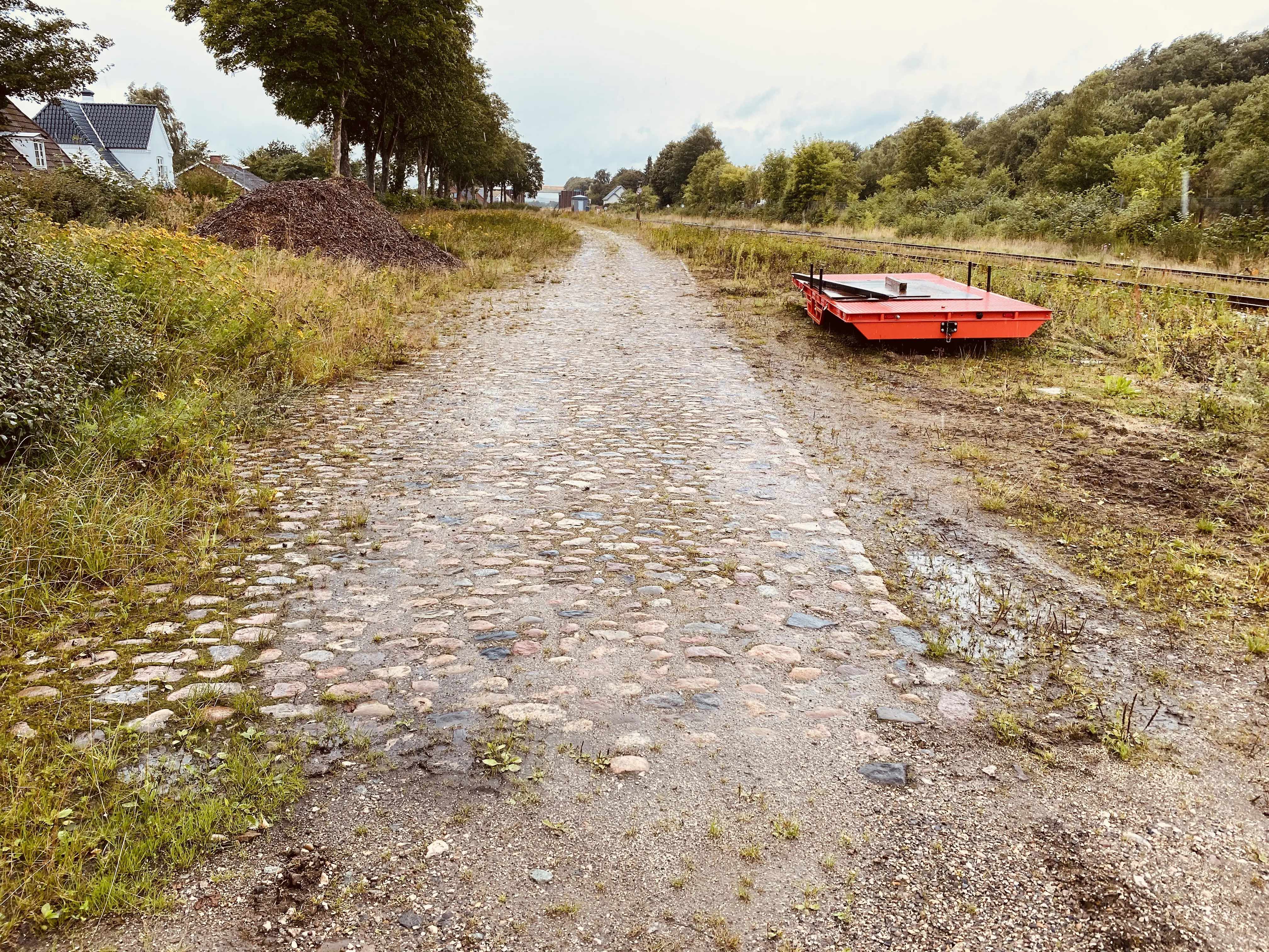 Billede af den gamle brostensvej, som løb forbi Fårup Station.