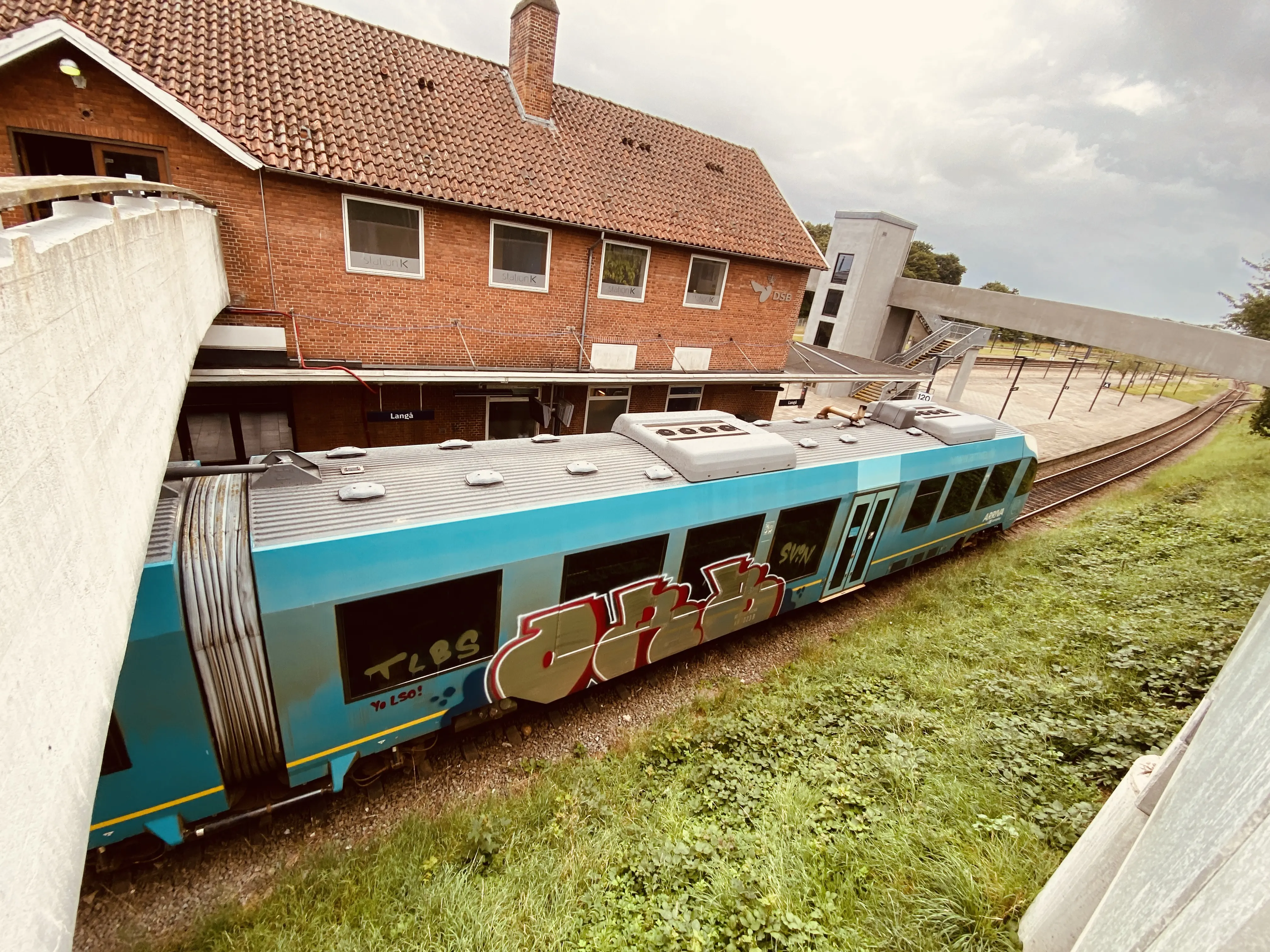 Billede af tog ud for Langå Station. Billede af tog ud for Langå Station.
