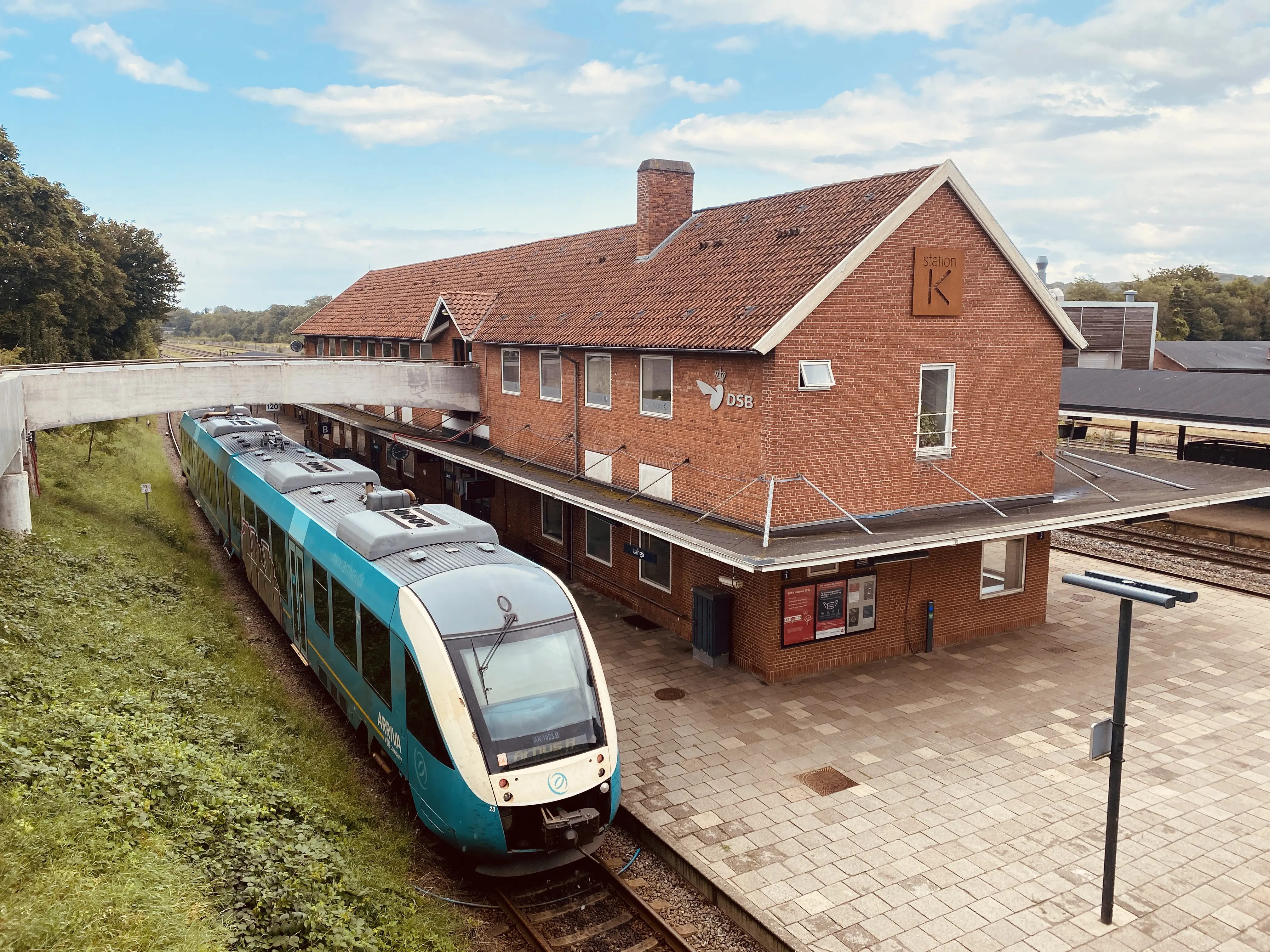 Billede af tog ud for Langå Station.