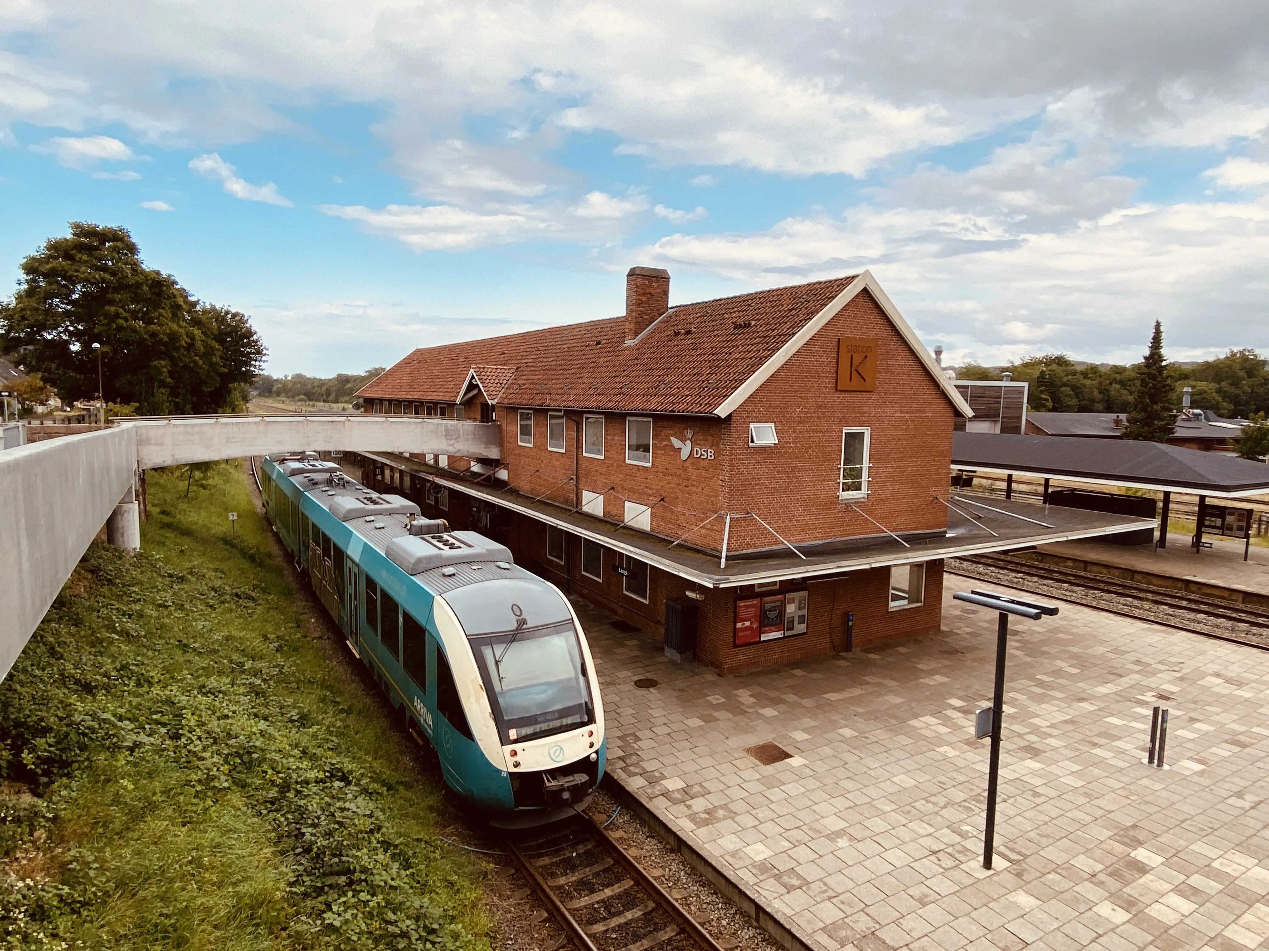 Billede af tog ud for Langå Station. Billede af tog ud for Langå Station.