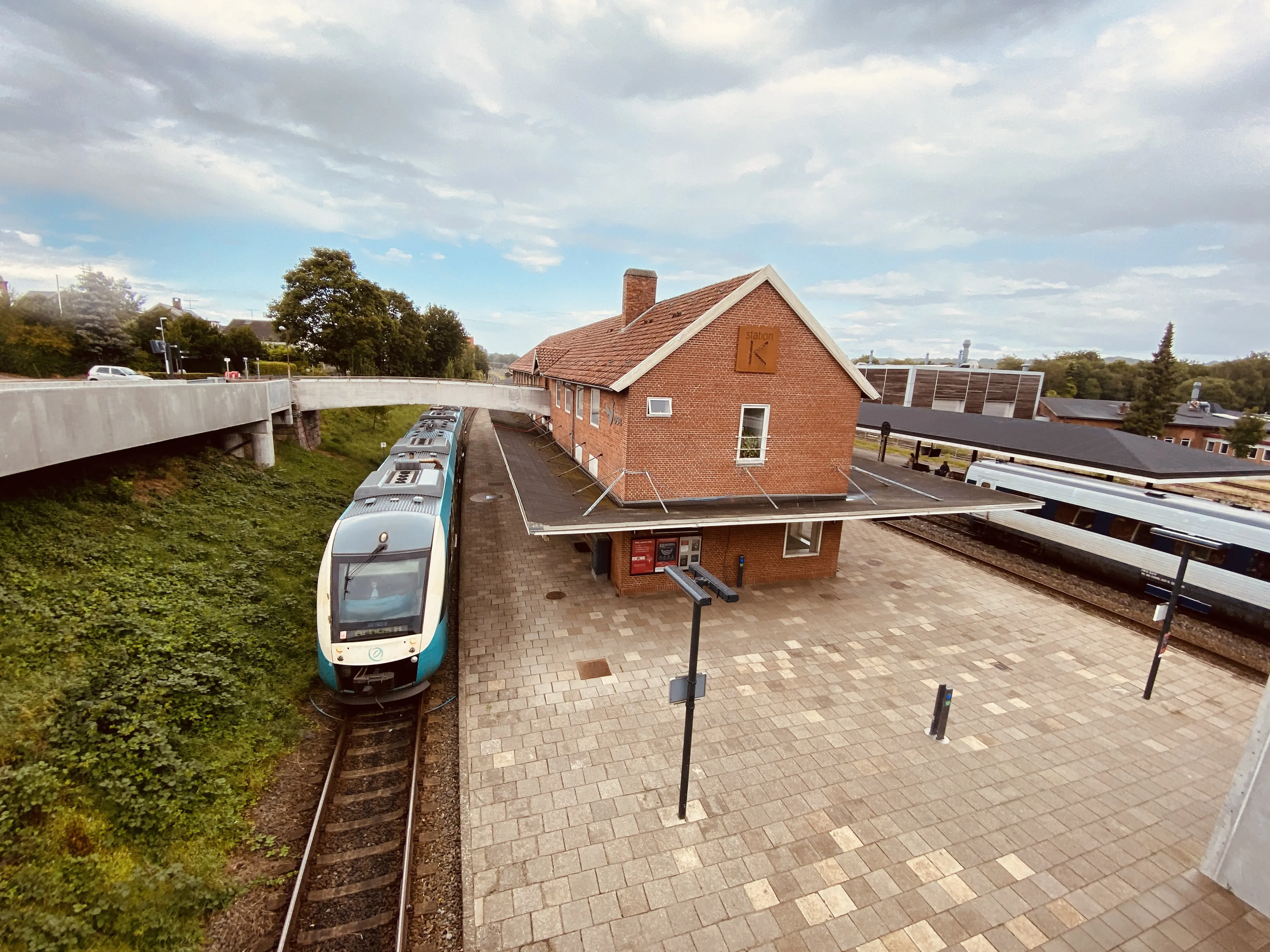 Billede af tog ud for Langå Station. Billede af tog ud for Langå Station.
