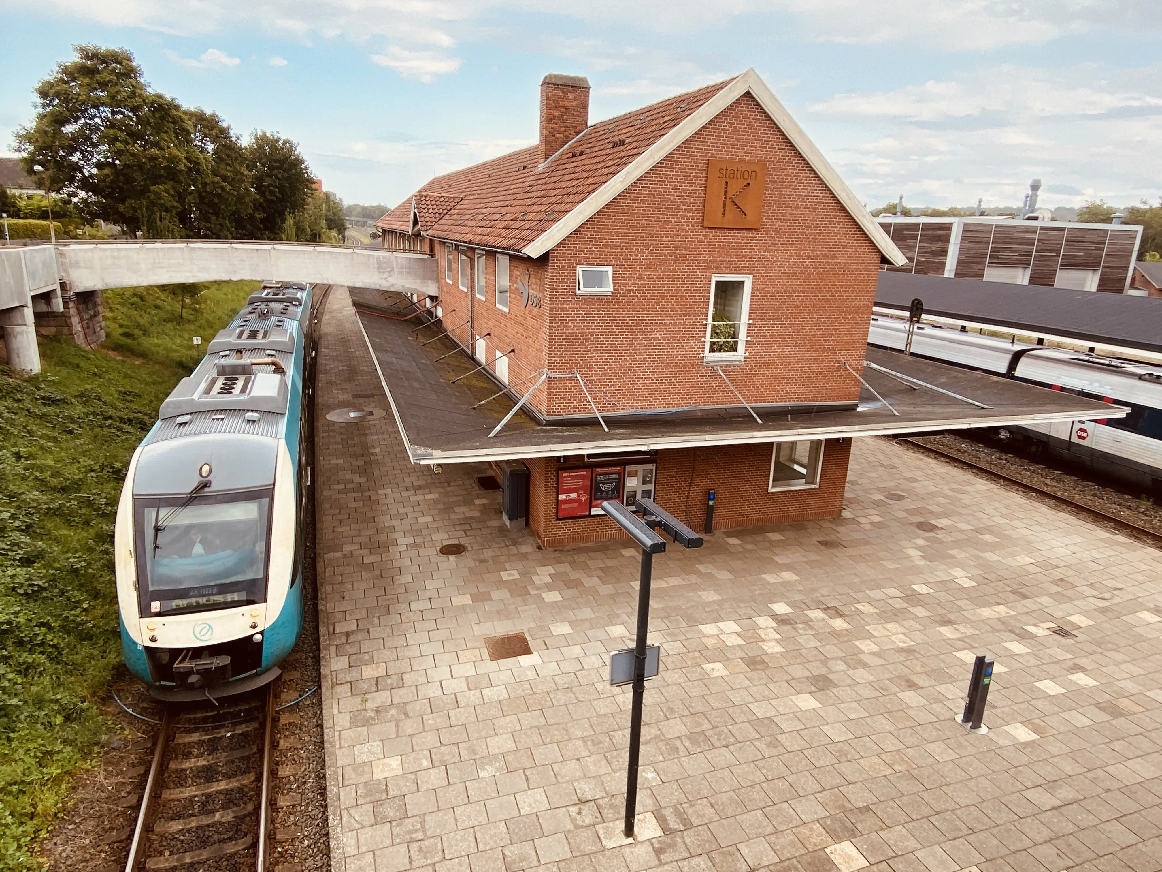 Billede af tog ud for Langå Station.