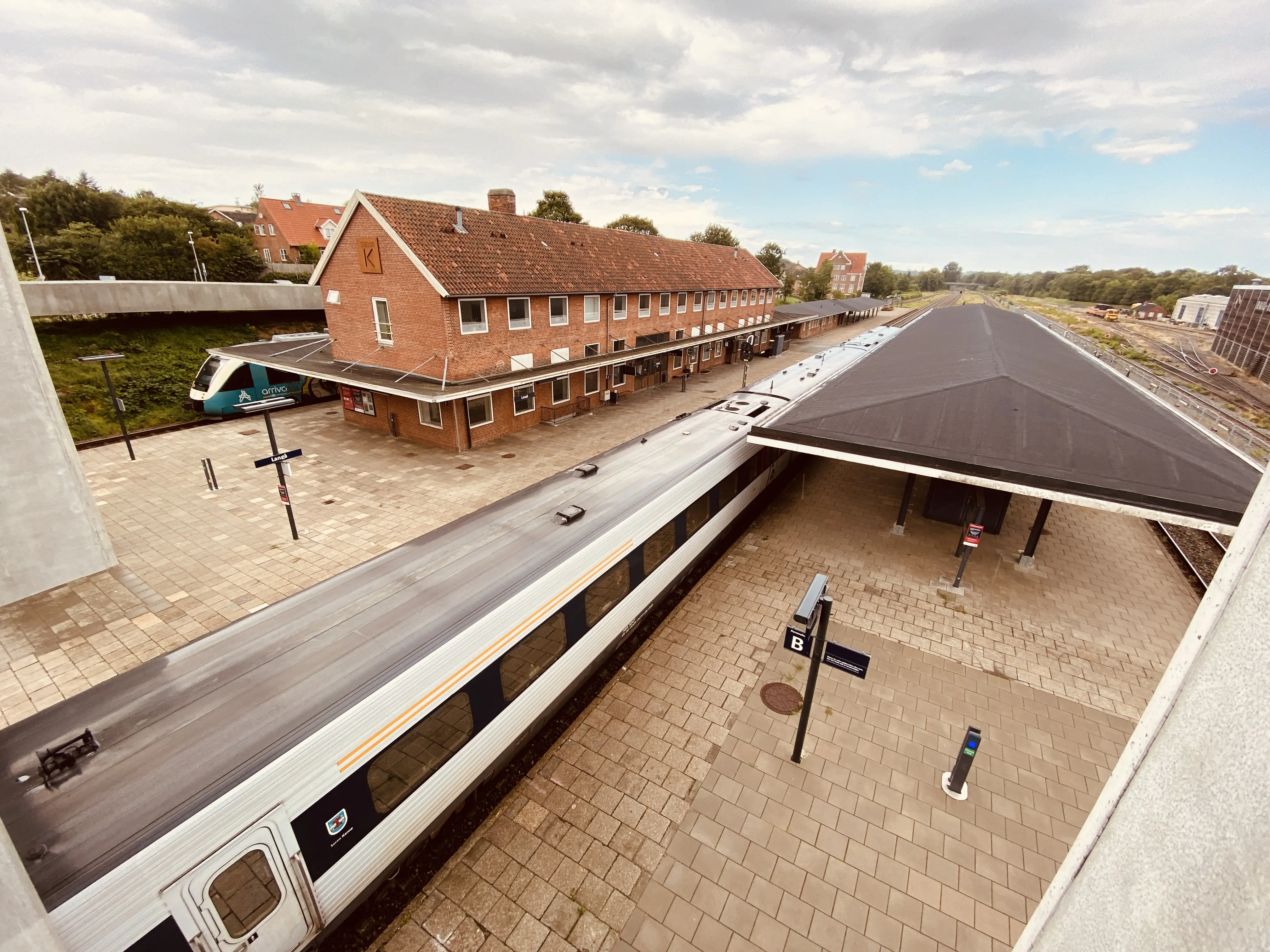 Billede af tog ud for Langå Station. Billede af tog ud for Langå Station.