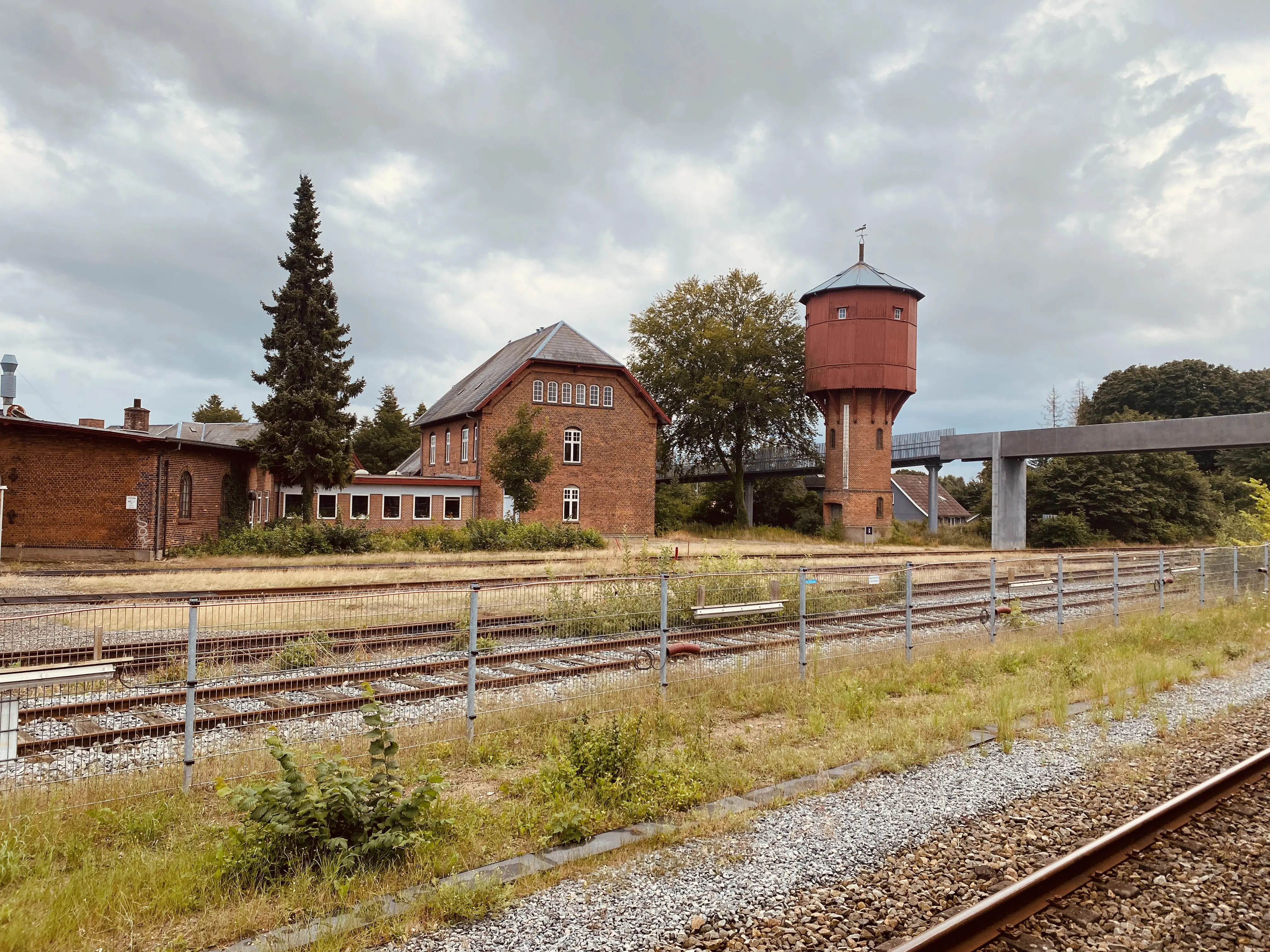 Billede af opholdsbygning ved ringremisen på Langå Station. Billede af opholdsbygning ved ringremisen på Langå Station.