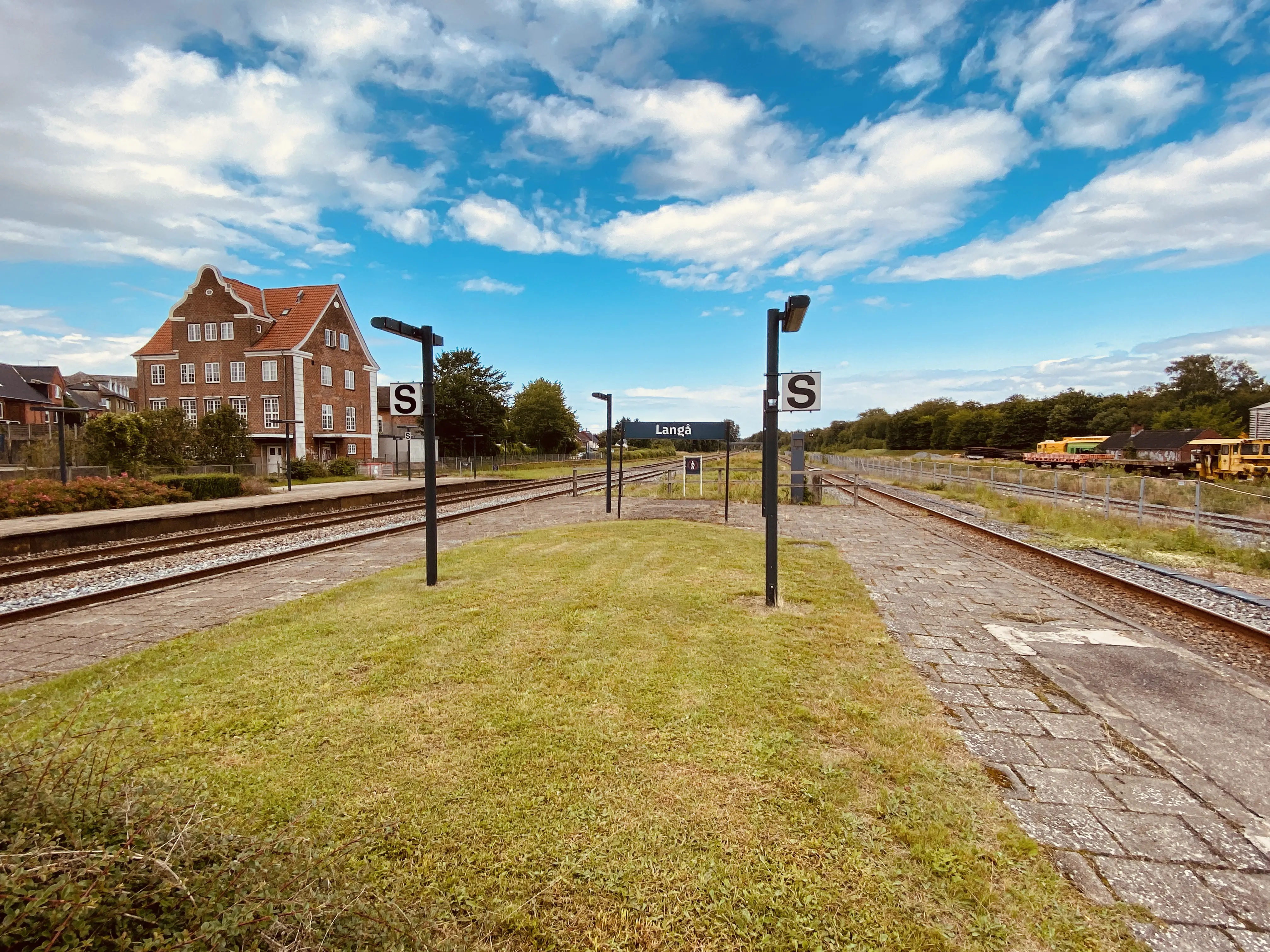 Billede af Langå Stations ind og udkørsel med det gamle posthus bagerst til venstre i billedet. Billede af Langå Stations ind og udkørsel med det gamle posthus bagerst til venstre i billedet.