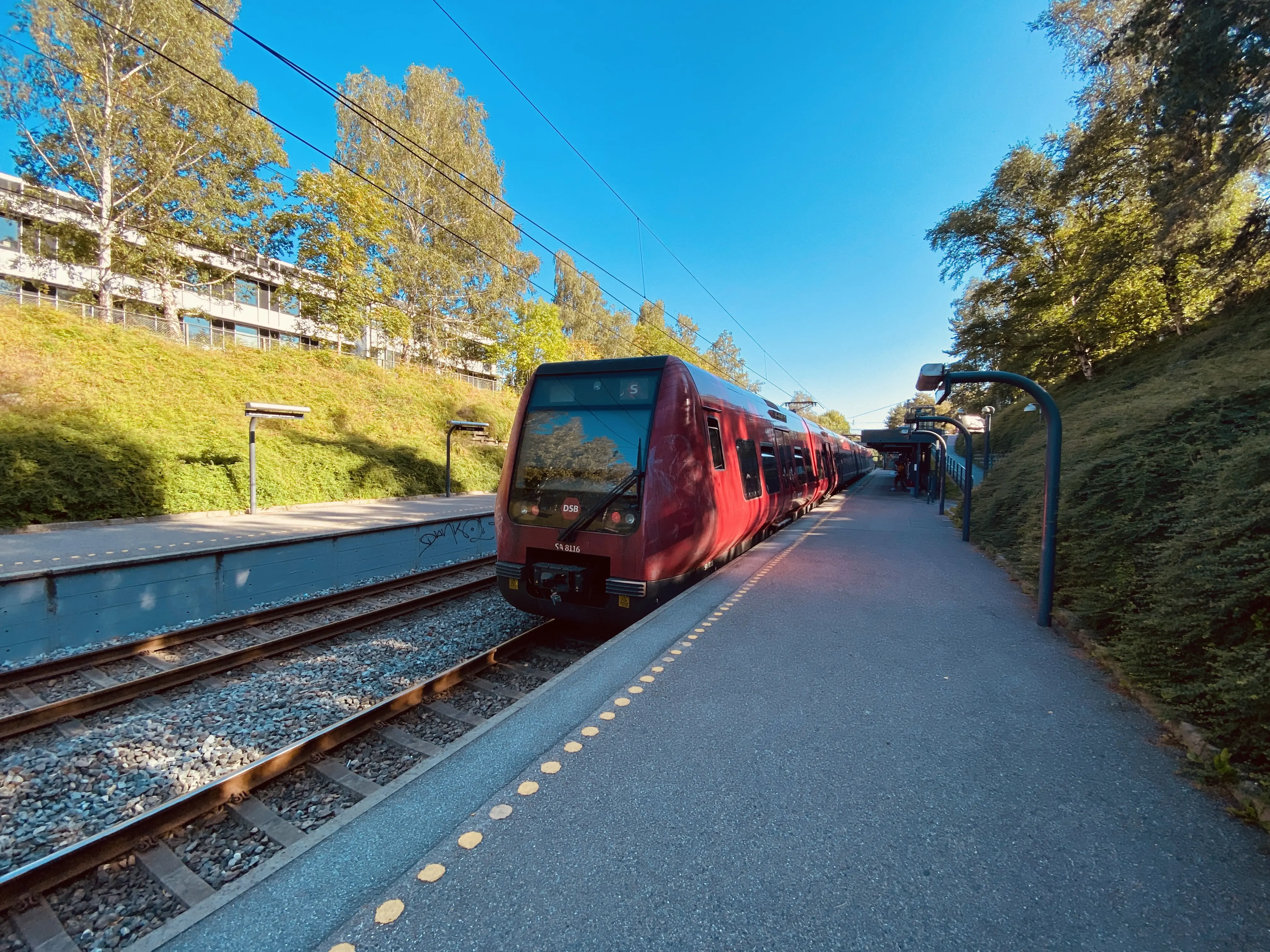 Billede af tog ud for Emdrup S-togstrinbræt. Billede af tog ud for Emdrup S-togstrinbræt.