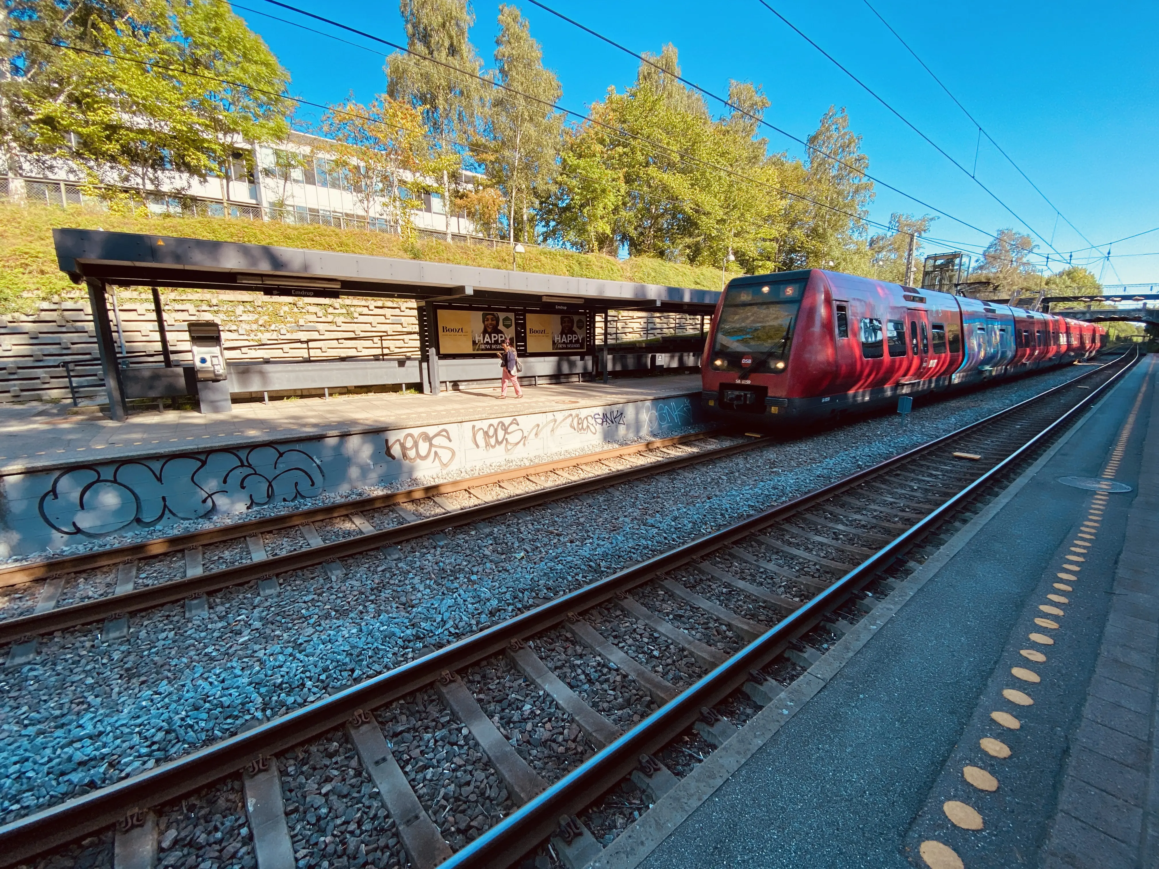 Billede af tog ud for Emdrup S-togstrinbræt.