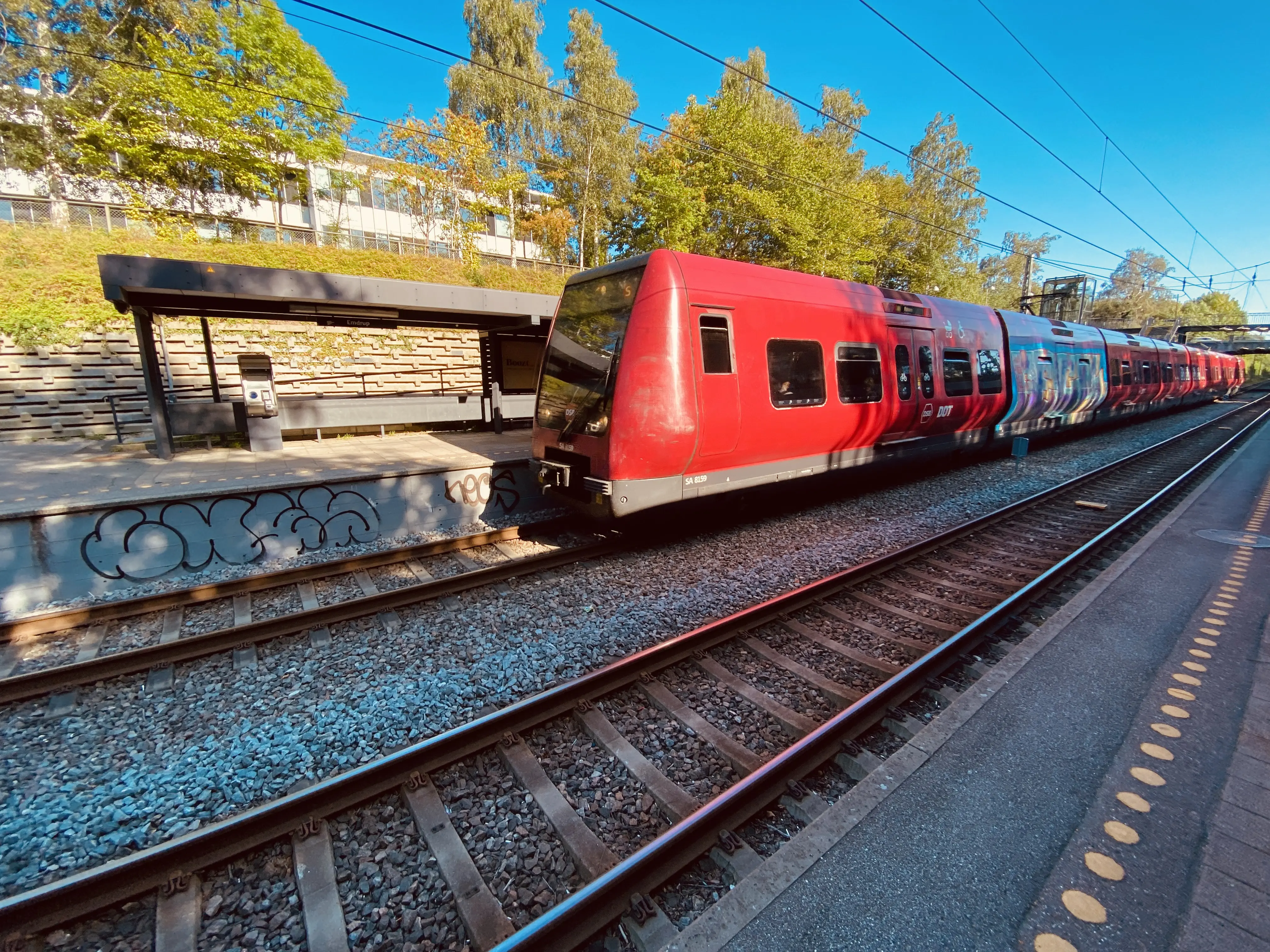Billede af tog ud for Emdrup S-togstrinbræt.