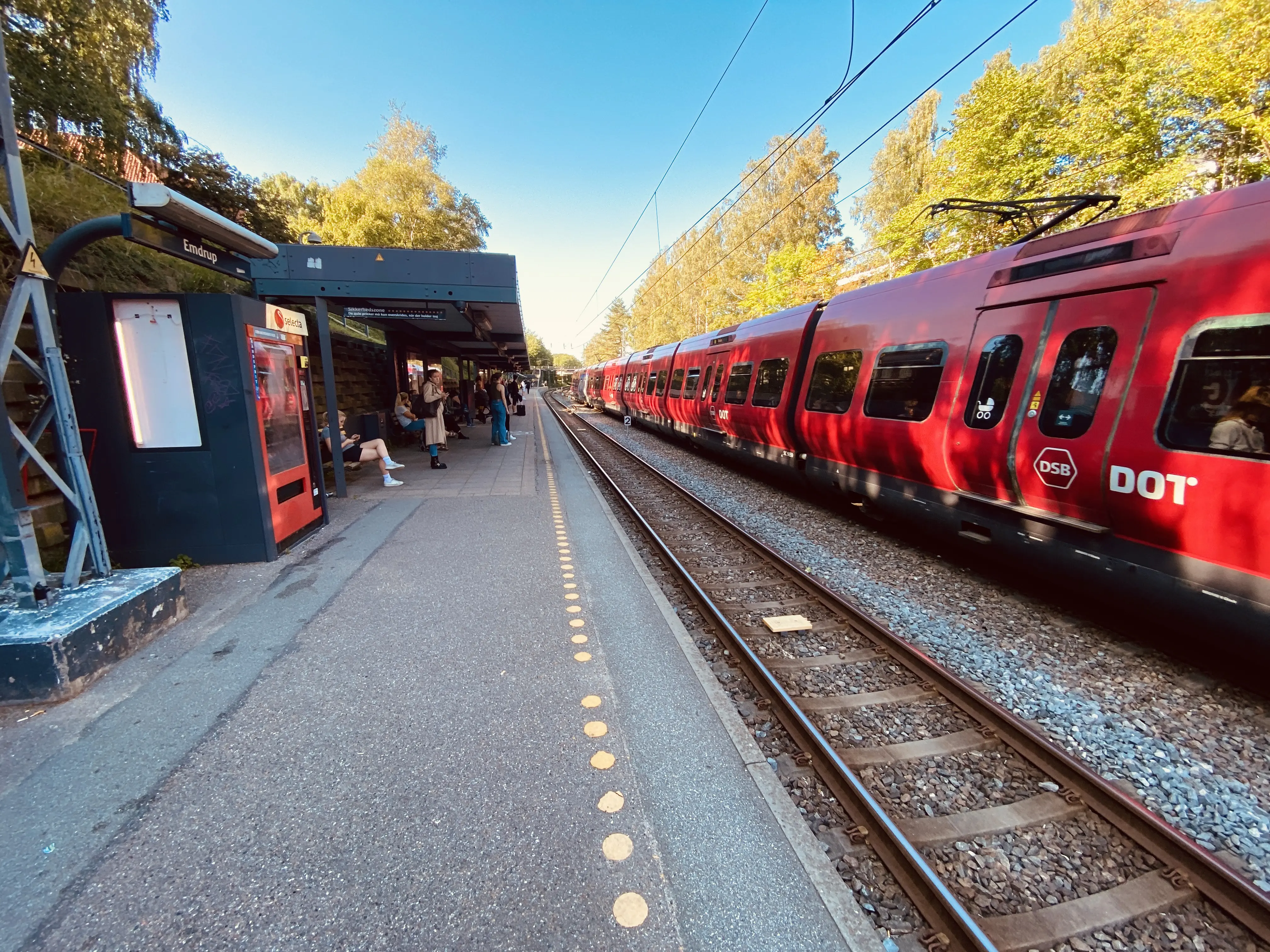 Billede af tog ud for Emdrup S-togstrinbræt.