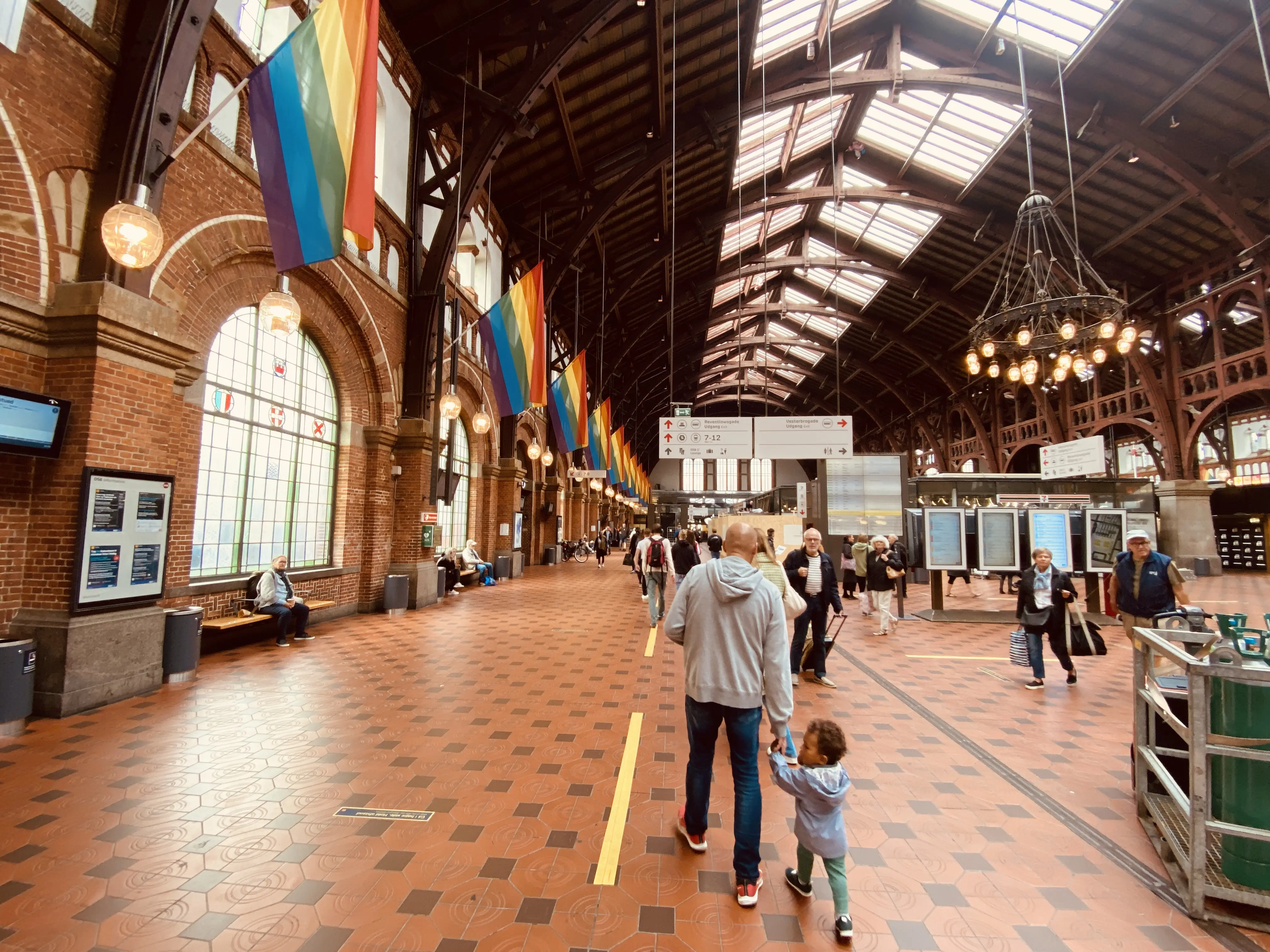 Billede af København Hovedbanegård under Copenhagen Pride. Billede af København Hovedbanegård under Copenhagen Pride.