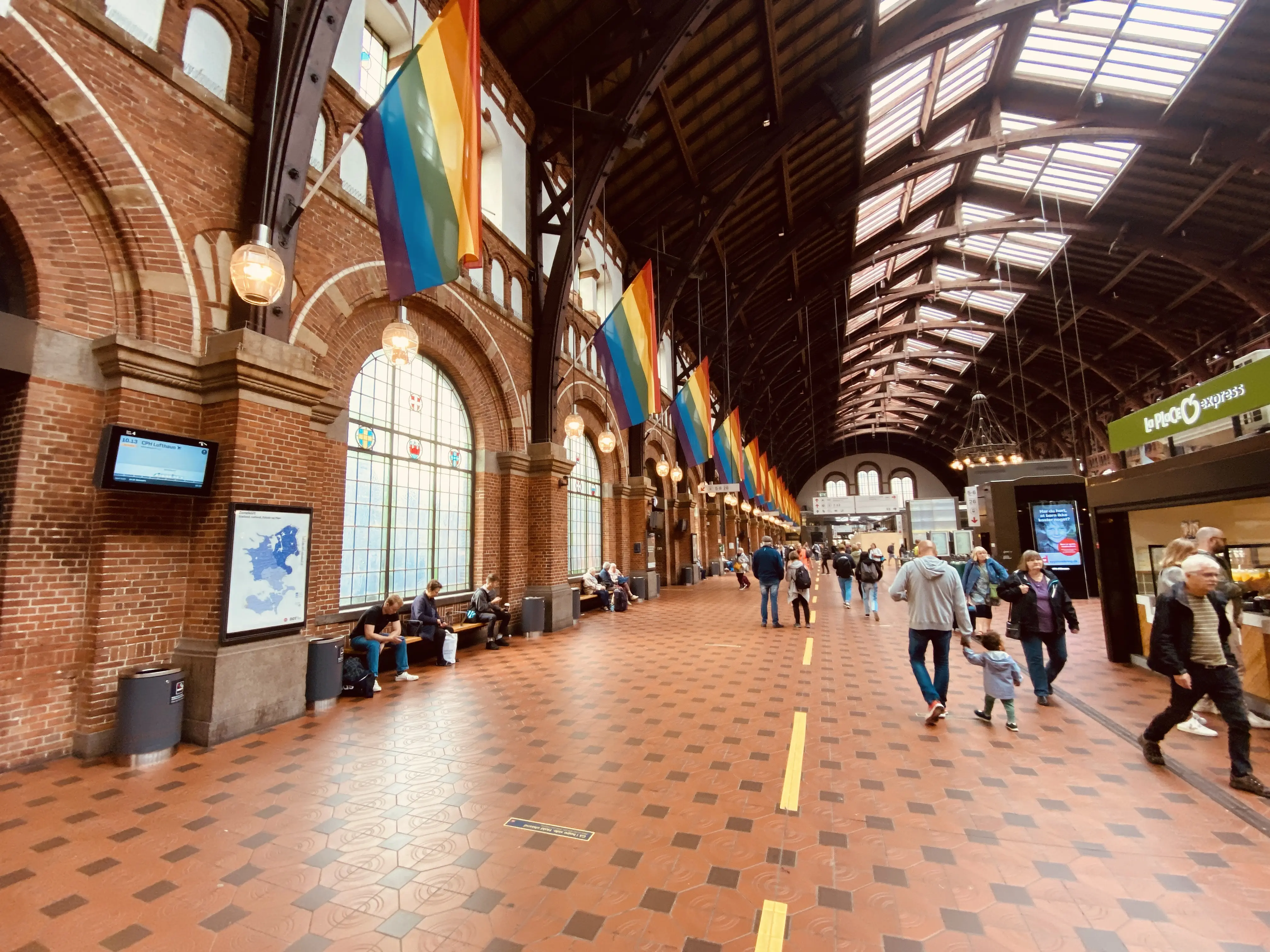 Billede af København Hovedbanegård under Copenhagen Pride. Billede af København Hovedbanegård under Copenhagen Pride.