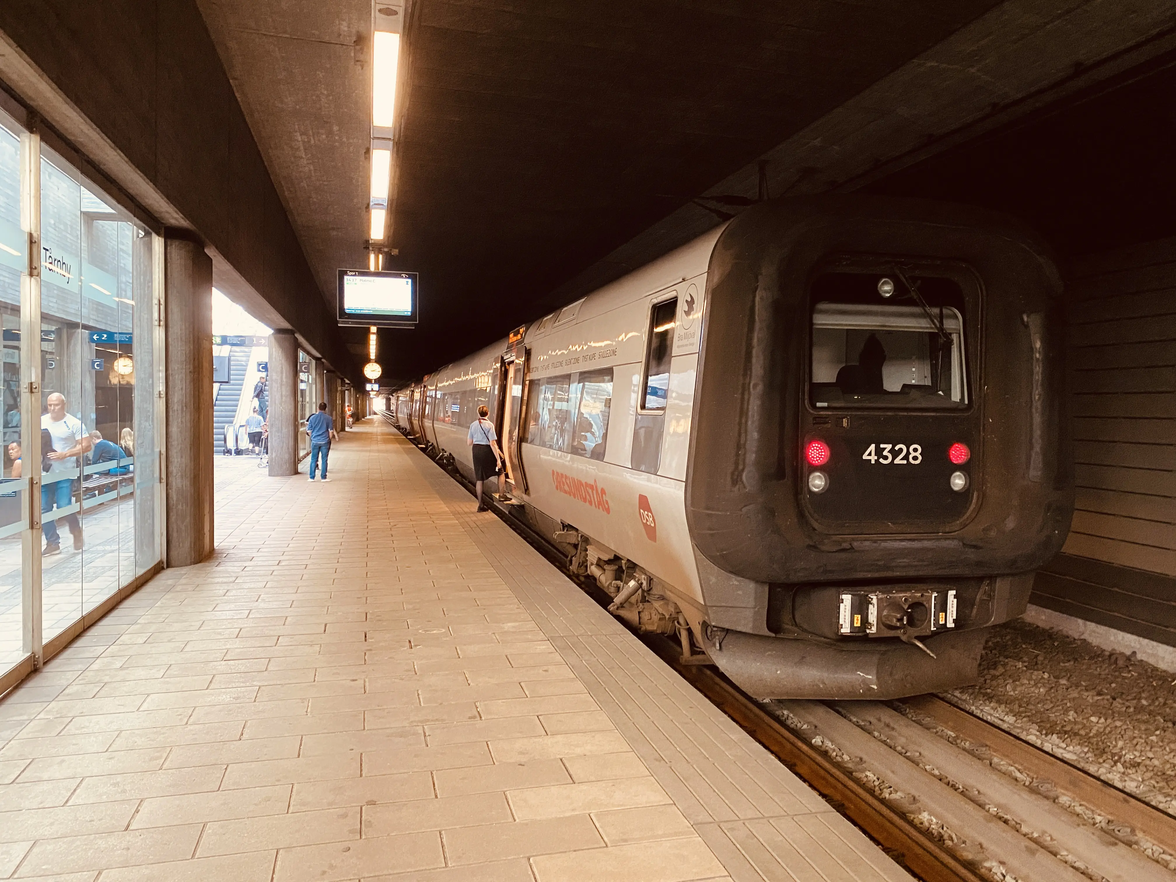 Billede af tog på Tårnby Trinbræt. Billede af tog på Tårnby Trinbræt.