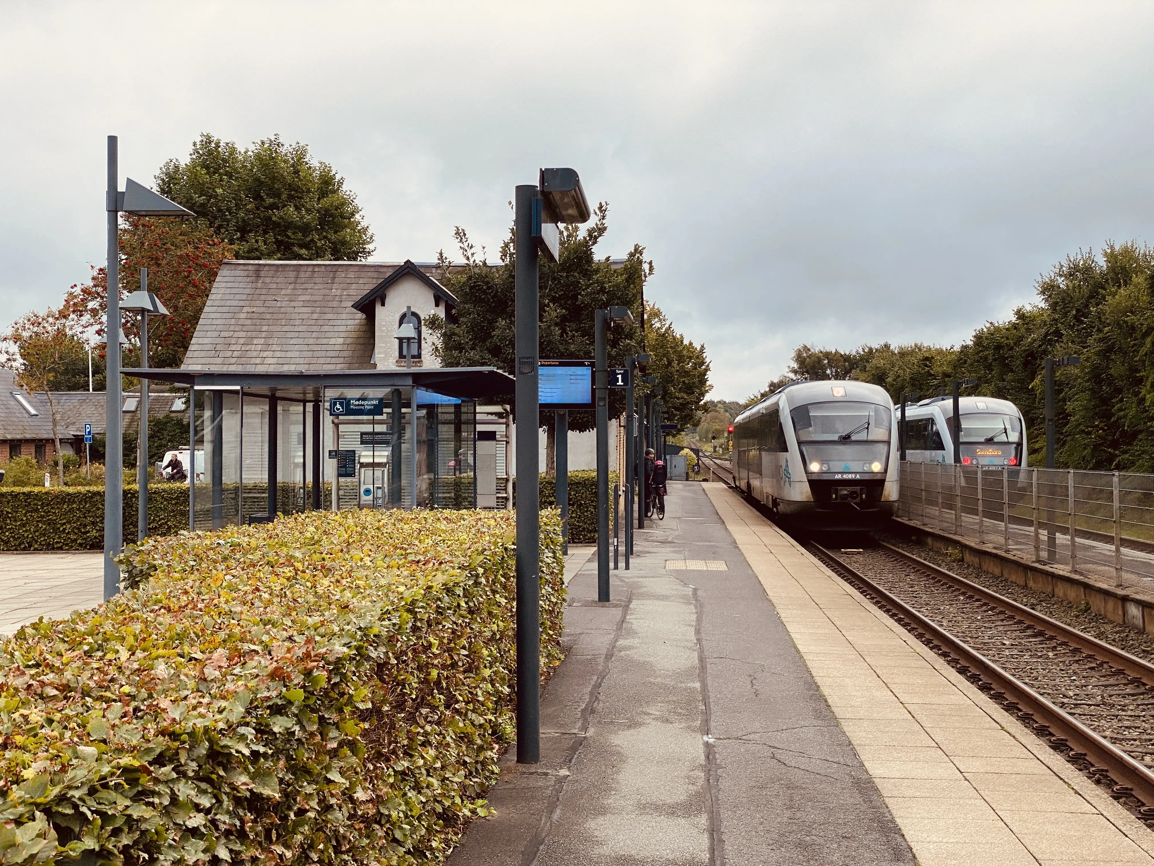 Billede af tog ud for Årslev Station. Billede af tog ud for Årslev Station.