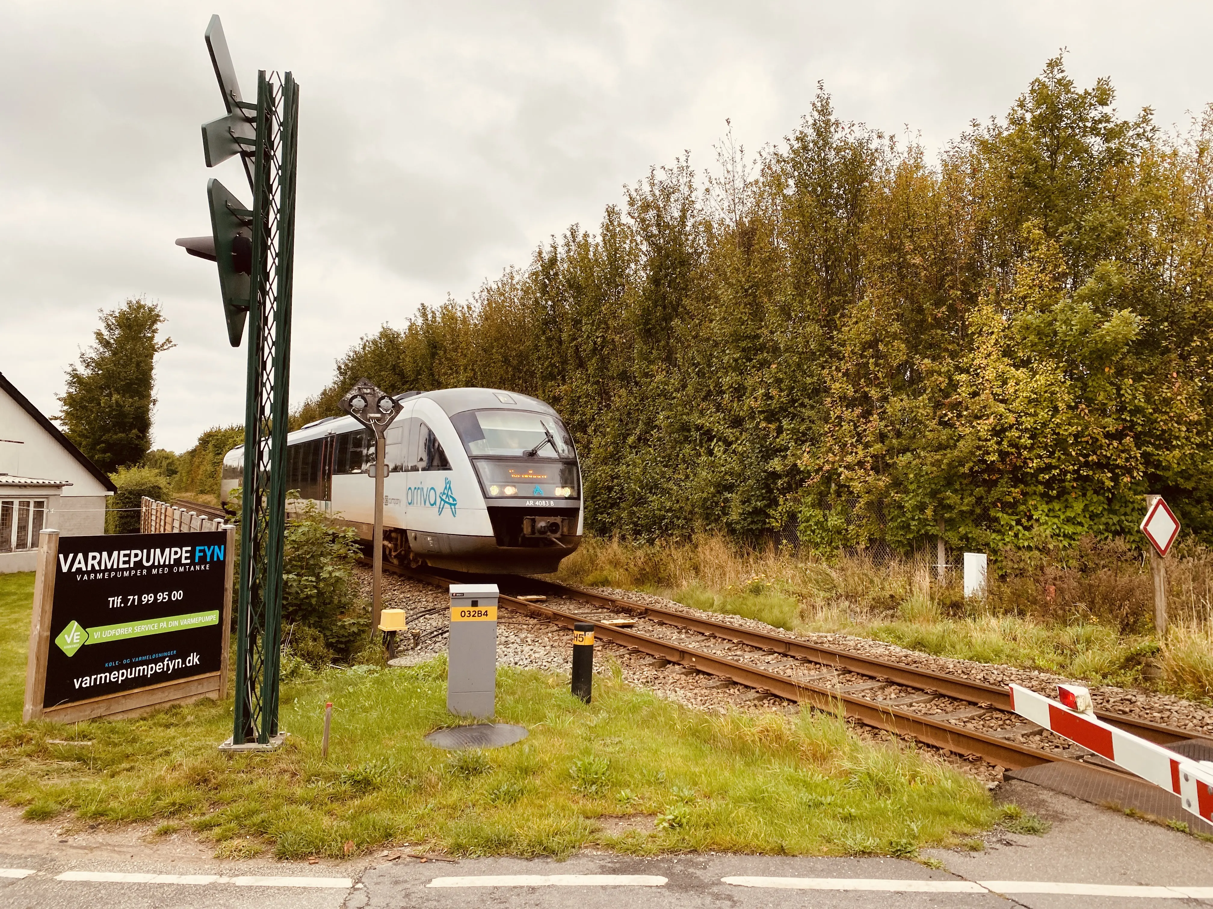 Billede af tog ud for Årslev Station. Billede af tog ud for Årslev Station.