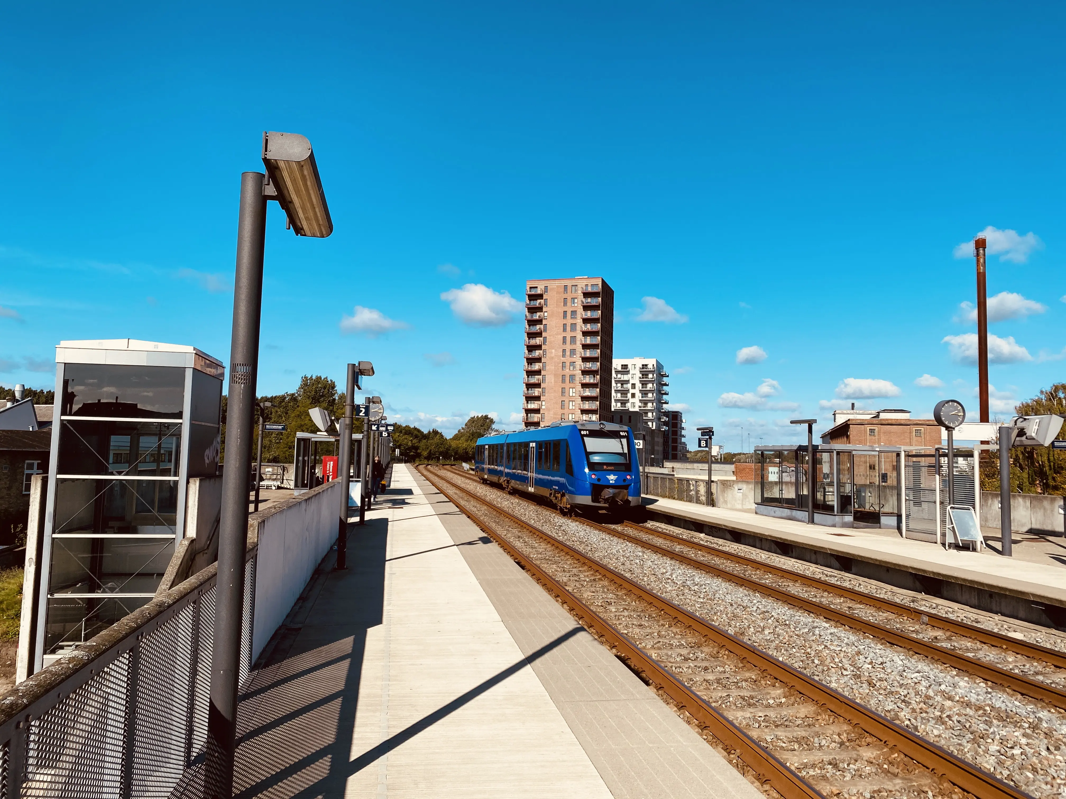 Billede af tog ud for Aalborg Vestby Trinbræt.