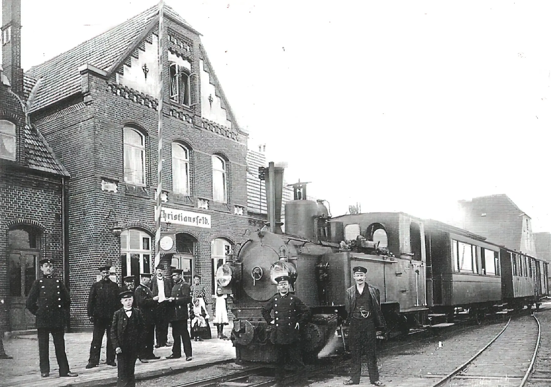 Billede af tog ud for Christiansfeld Station. Billede af tog ud for Christiansfeld Station.
