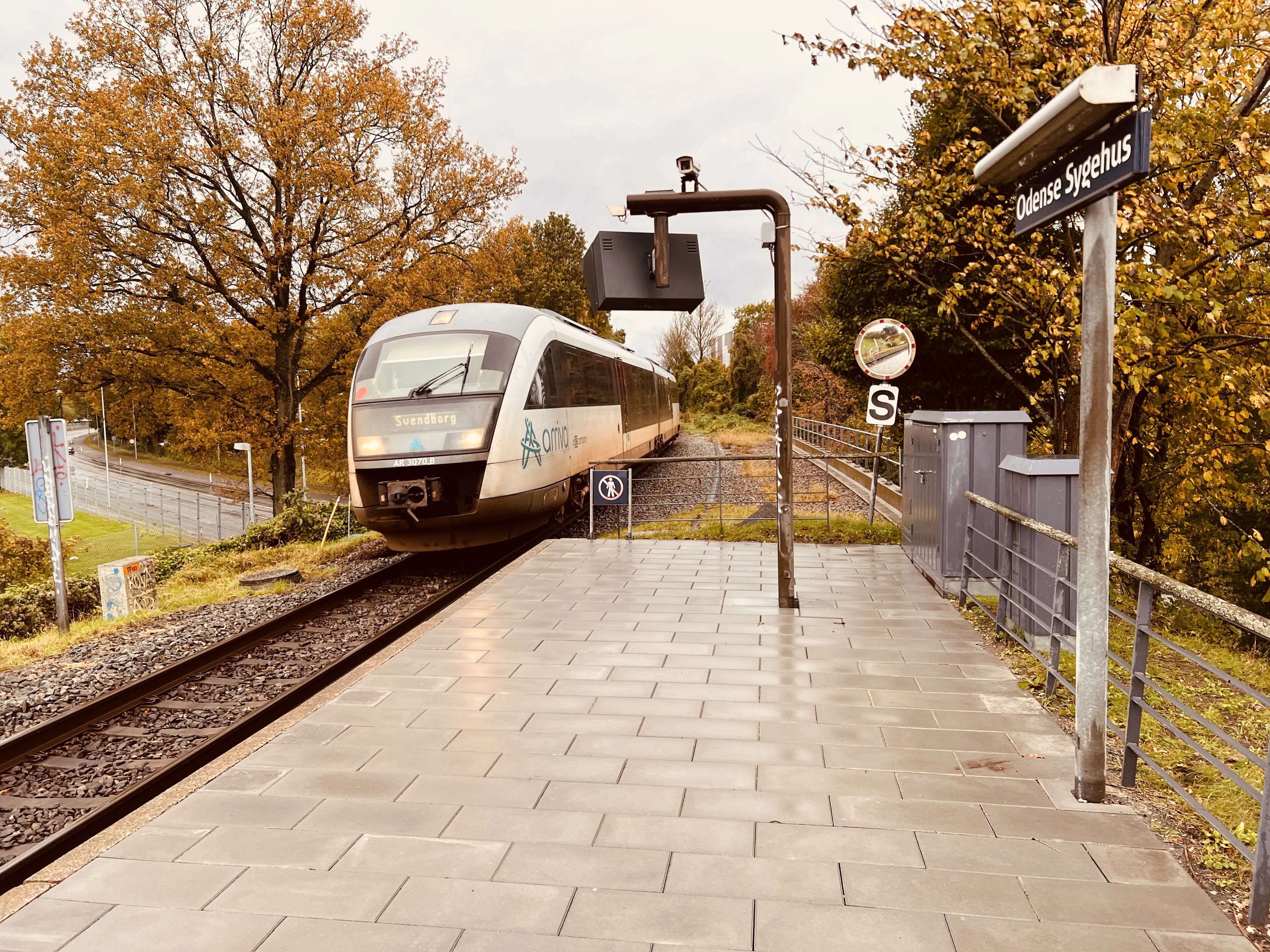 Billede af tog ud for Odense Sygehus Trinbræt. Billede af tog ud for Odense Sygehus Trinbræt.
