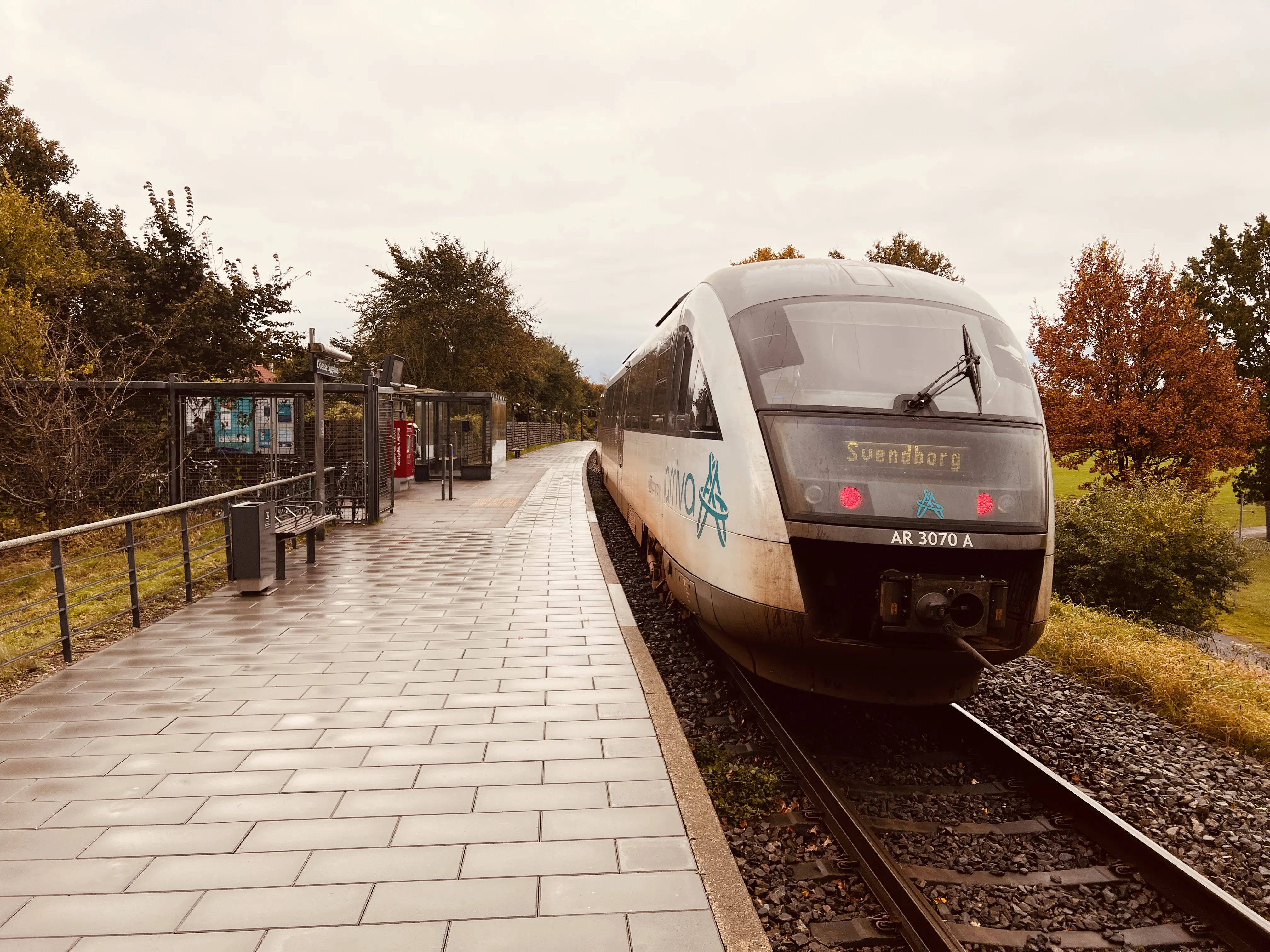 Billede af tog ud for Odense Sygehus Trinbræt. Billede af tog ud for Odense Sygehus Trinbræt.