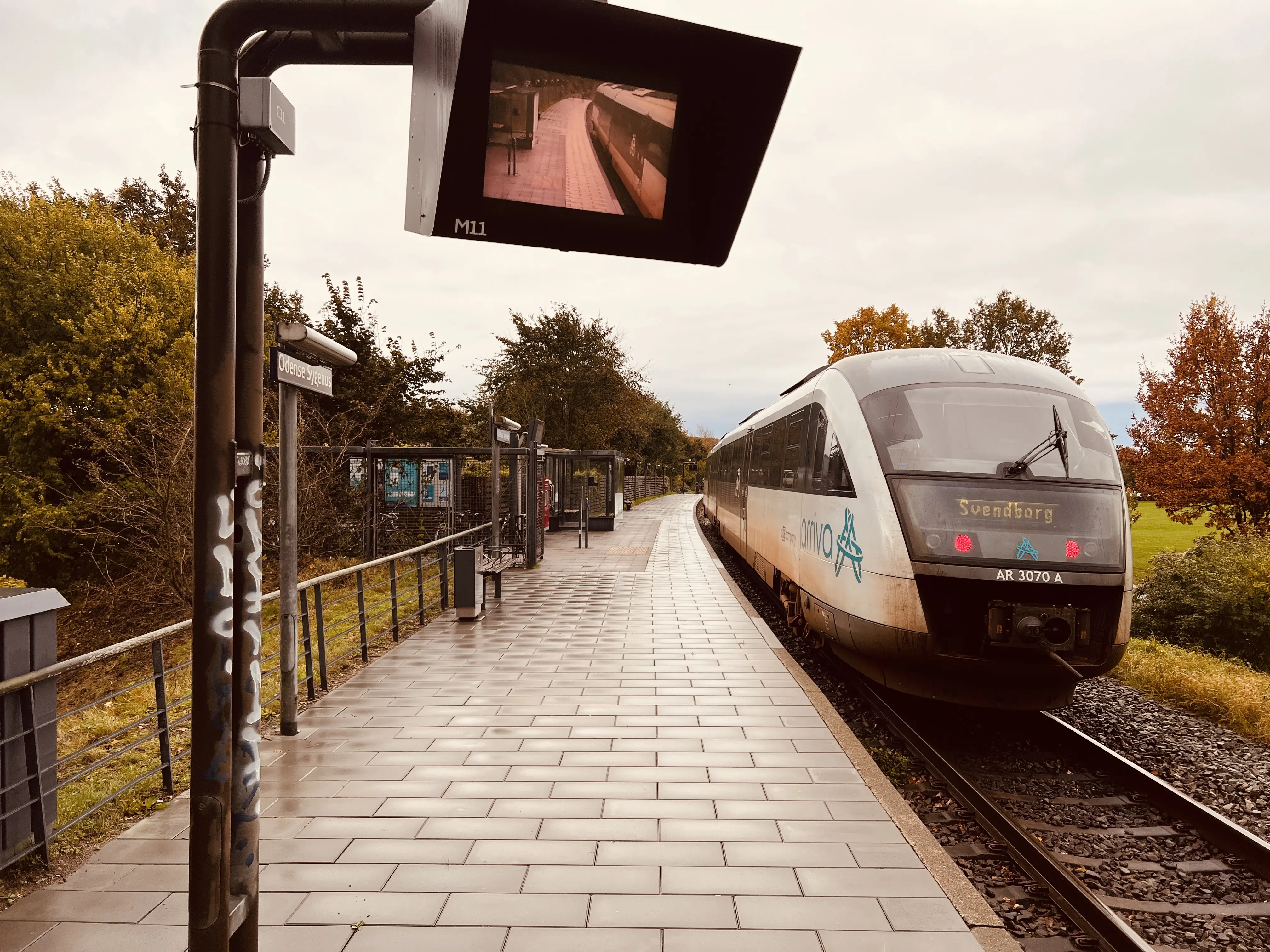 Billede af tog ud for Odense Sygehus Trinbræt. Billede af tog ud for Odense Sygehus Trinbræt.