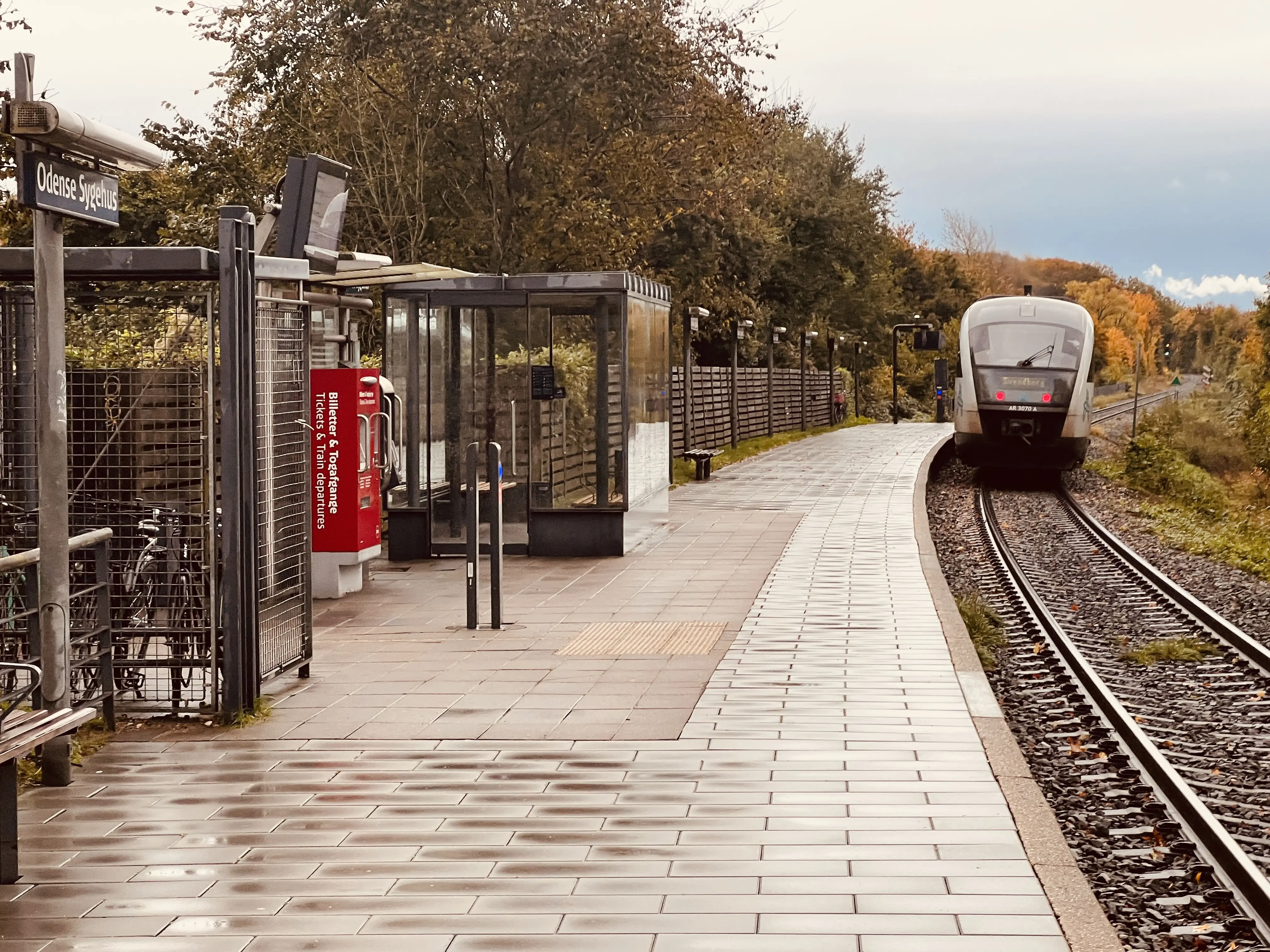 Billede af tog ud for Odense Sygehus Trinbræt. Billede af tog ud for Odense Sygehus Trinbræt.