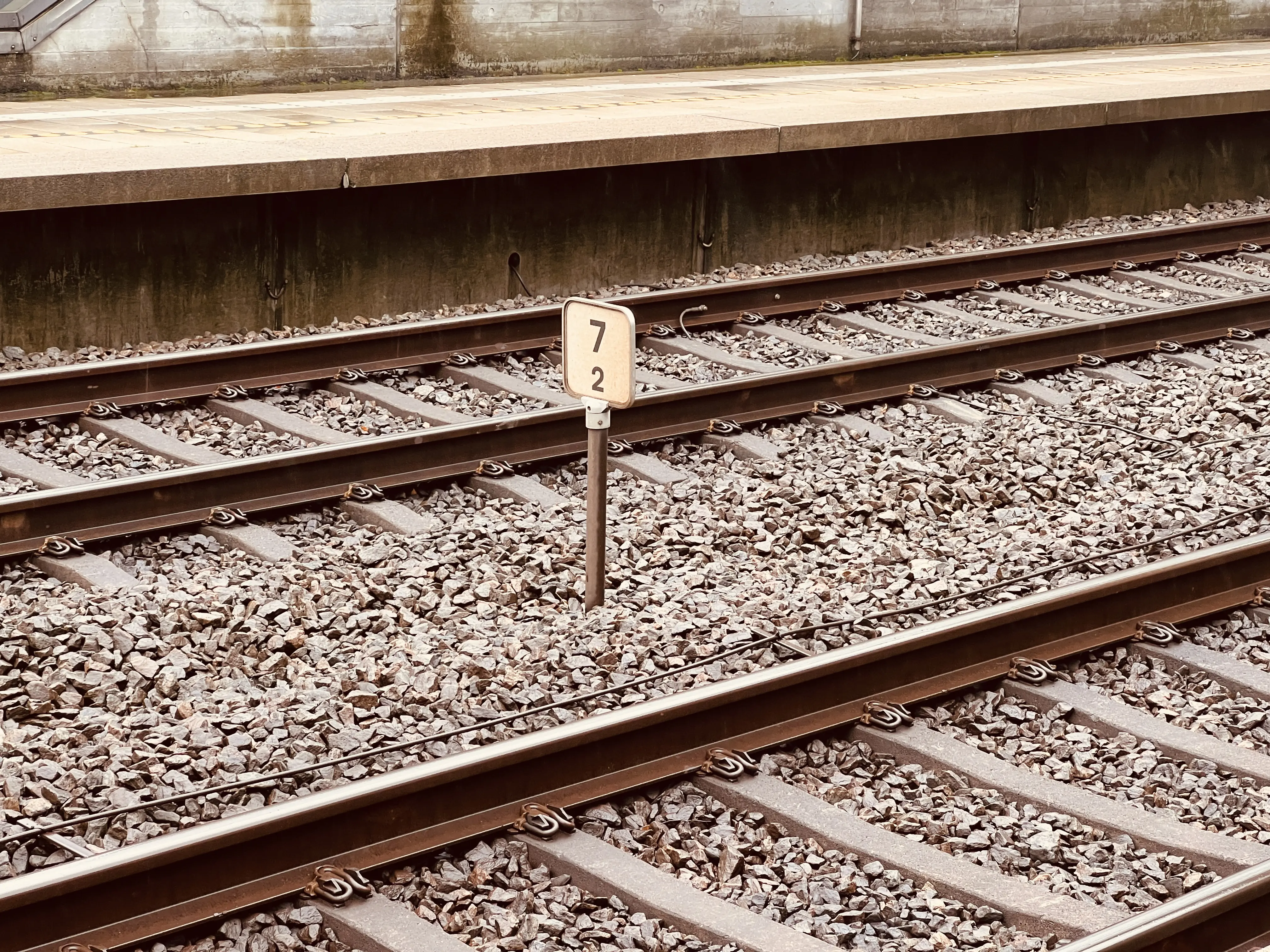 Billede af "kilometersten" på Ørestad Trinbræt. Billede af "kilometersten" på Ørestad Trinbræt.