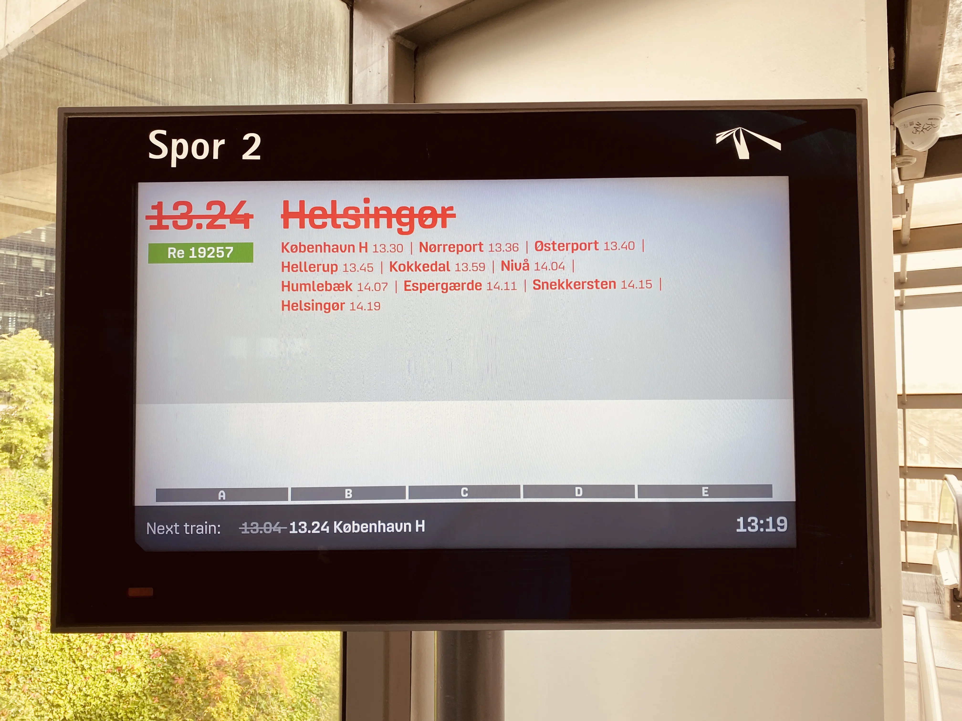 Billede af afgangstavle på Ørestad Trinbræt. Billede af afgangstavle på Ørestad Trinbræt.
