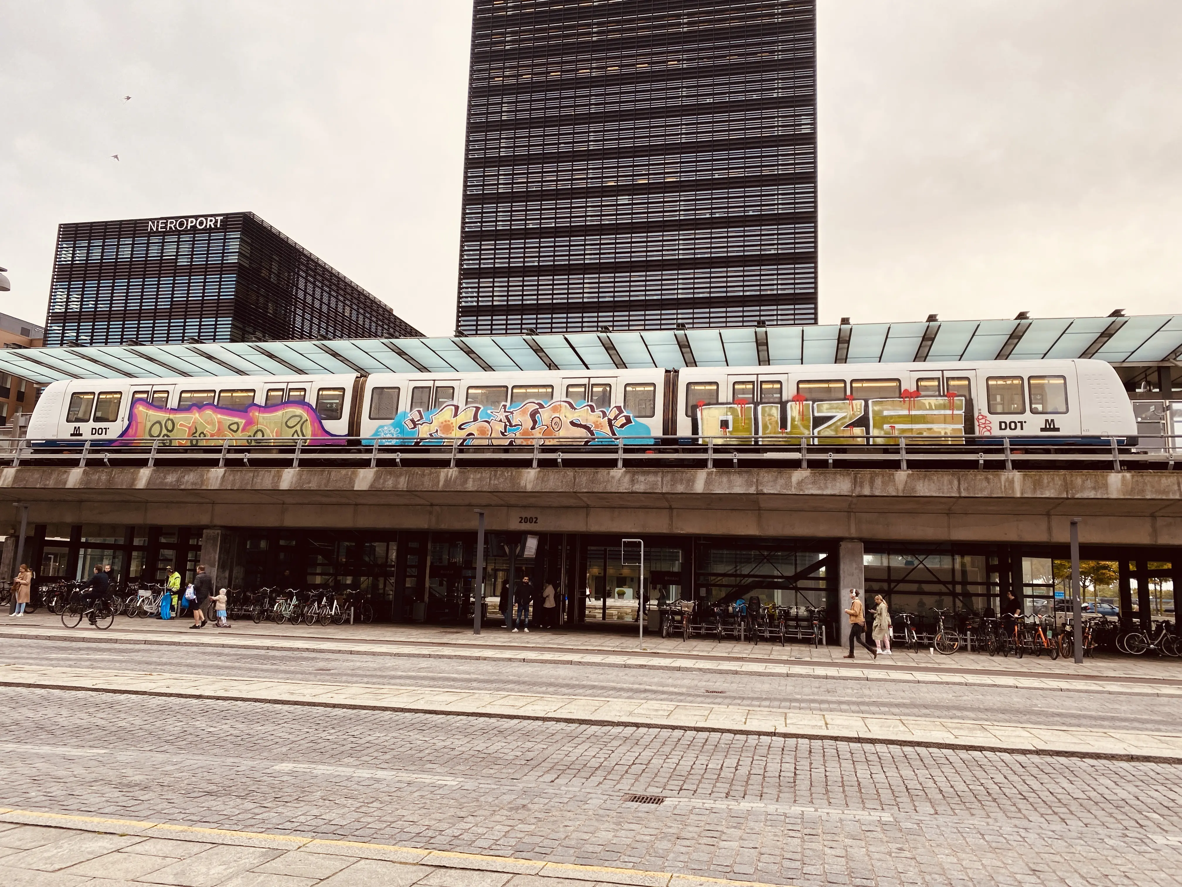 Billede af metrotog med grafittig på - ud for Ørestad Metrostation. Billede af metrotog med grafittig på - ud for Ørestad Metrostation.