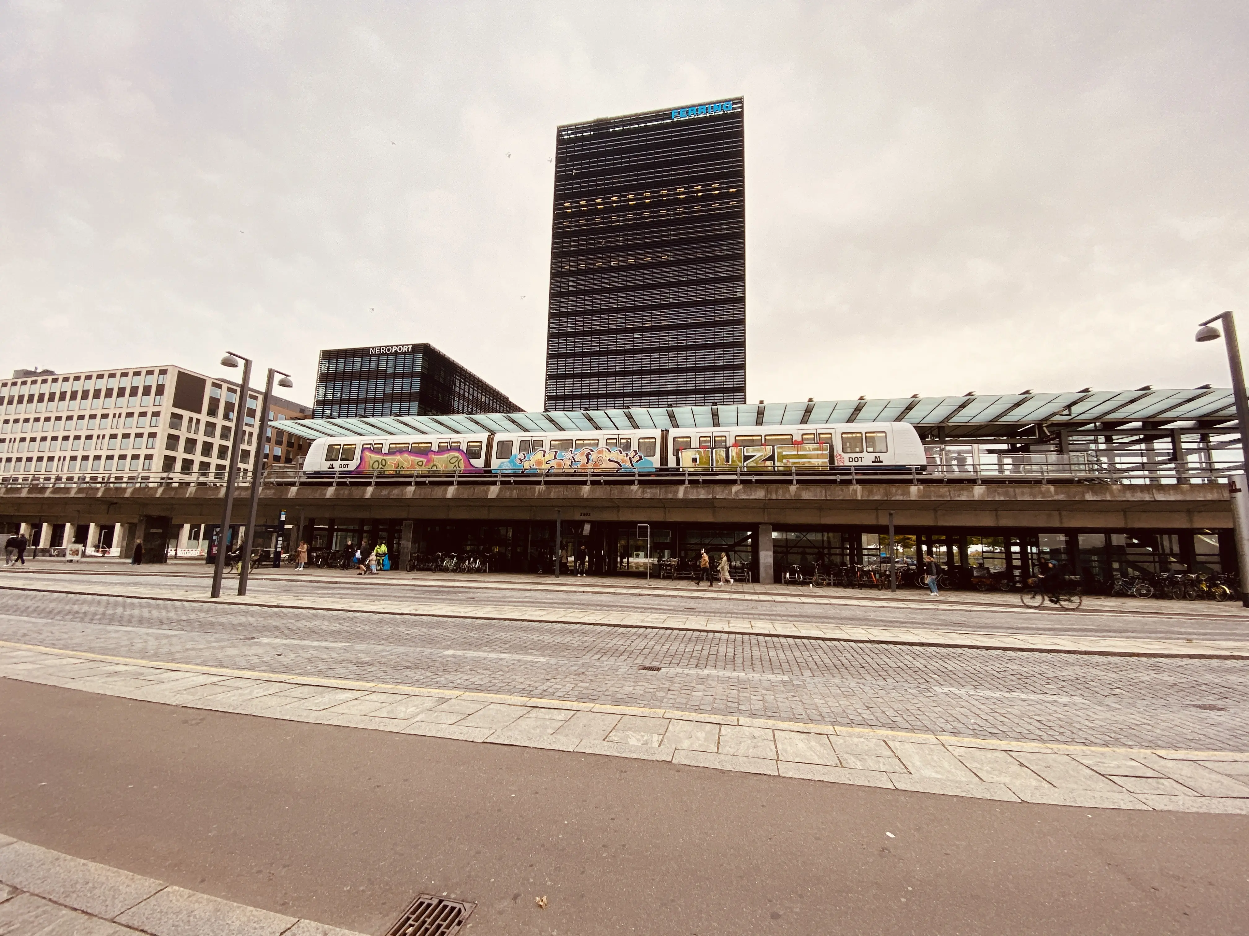 Billede af metrotog med grafittig på - ud for Ørestad Metrostation. Billede af metrotog med grafittig på - ud for Ørestad Metrostation.