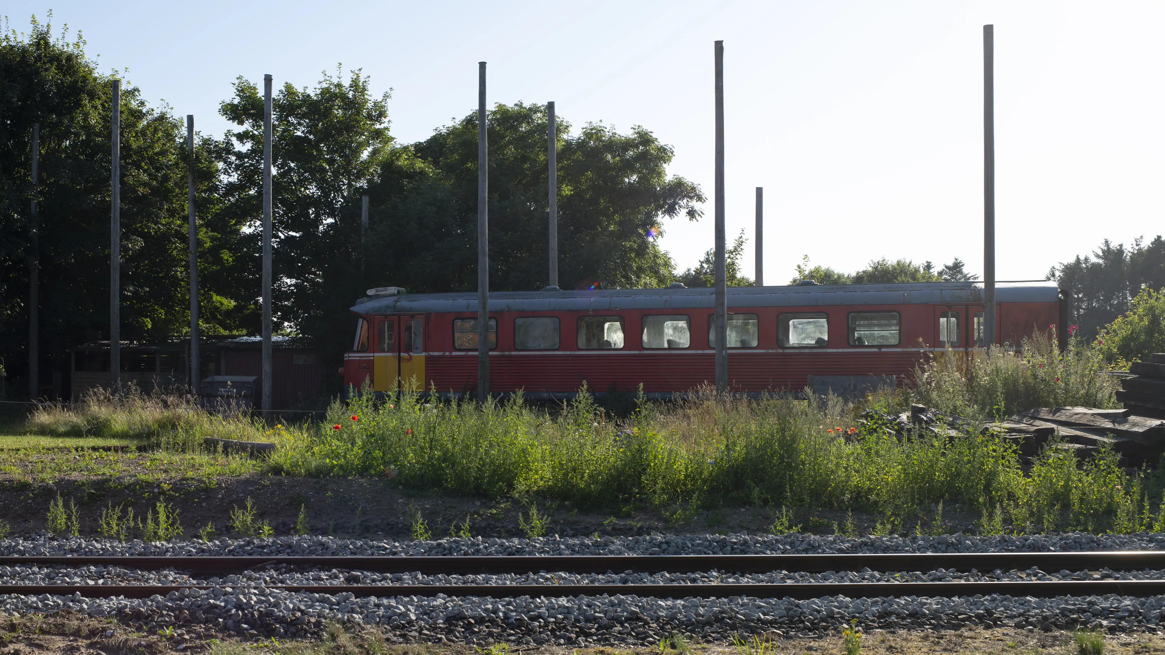 Billede af tog ud for Fåre Station. Billede af tog ud for Fåre Station.