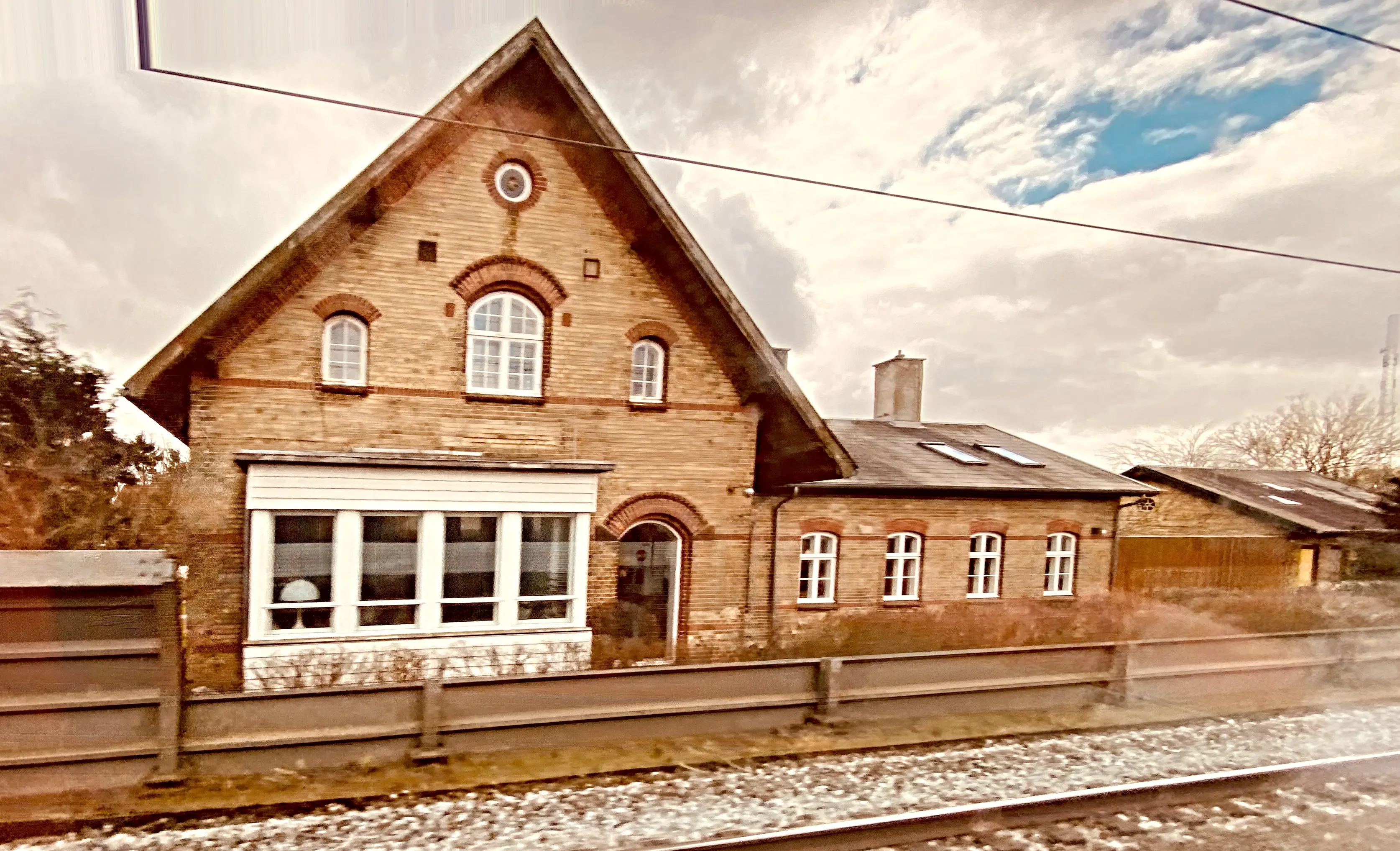 Billede af Fjenneslev Station set fra sporsiden. Billede af Fjenneslev Station set fra sporsiden.