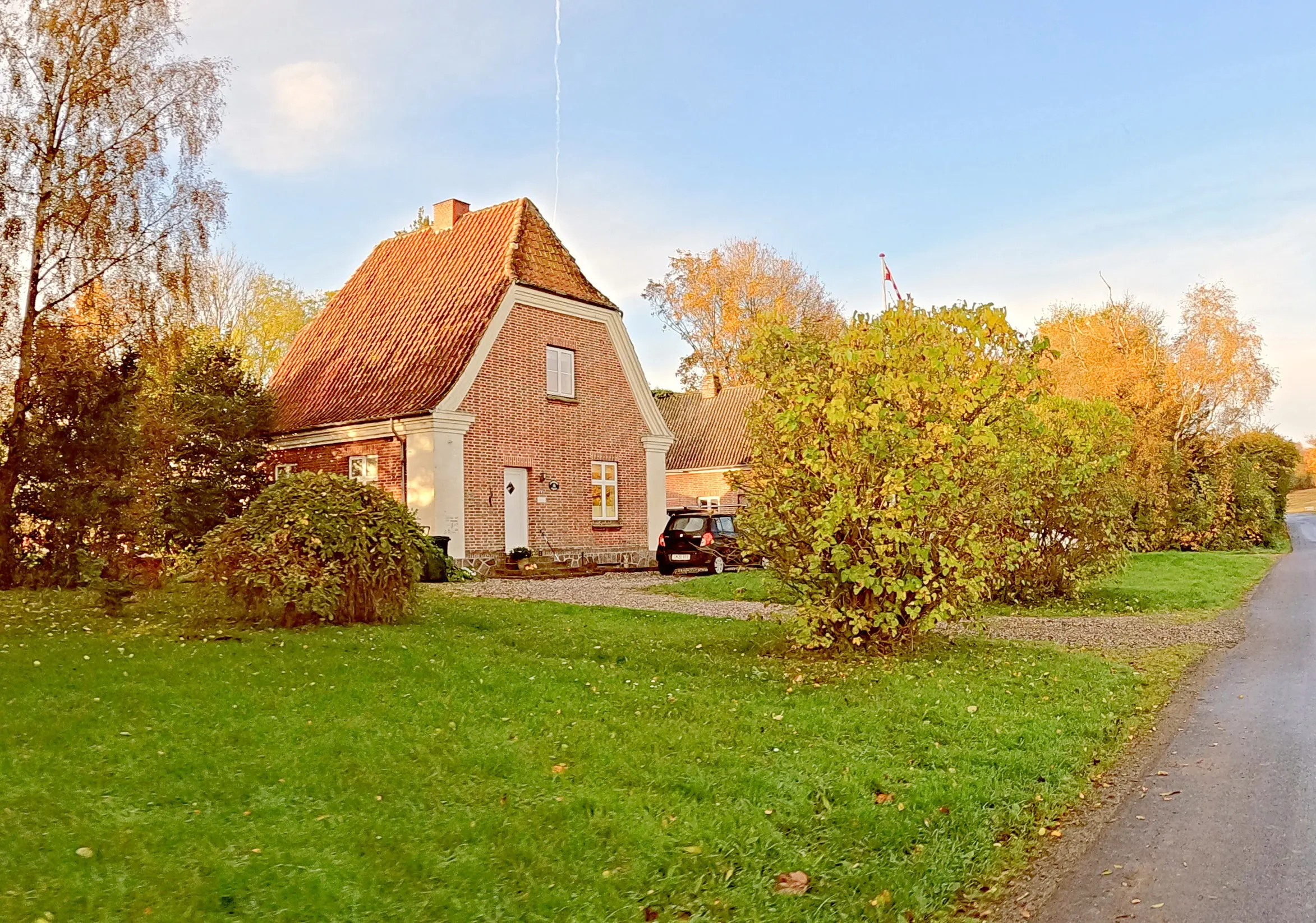 Billede af Krogsbjerg Station set fra vejsiden.