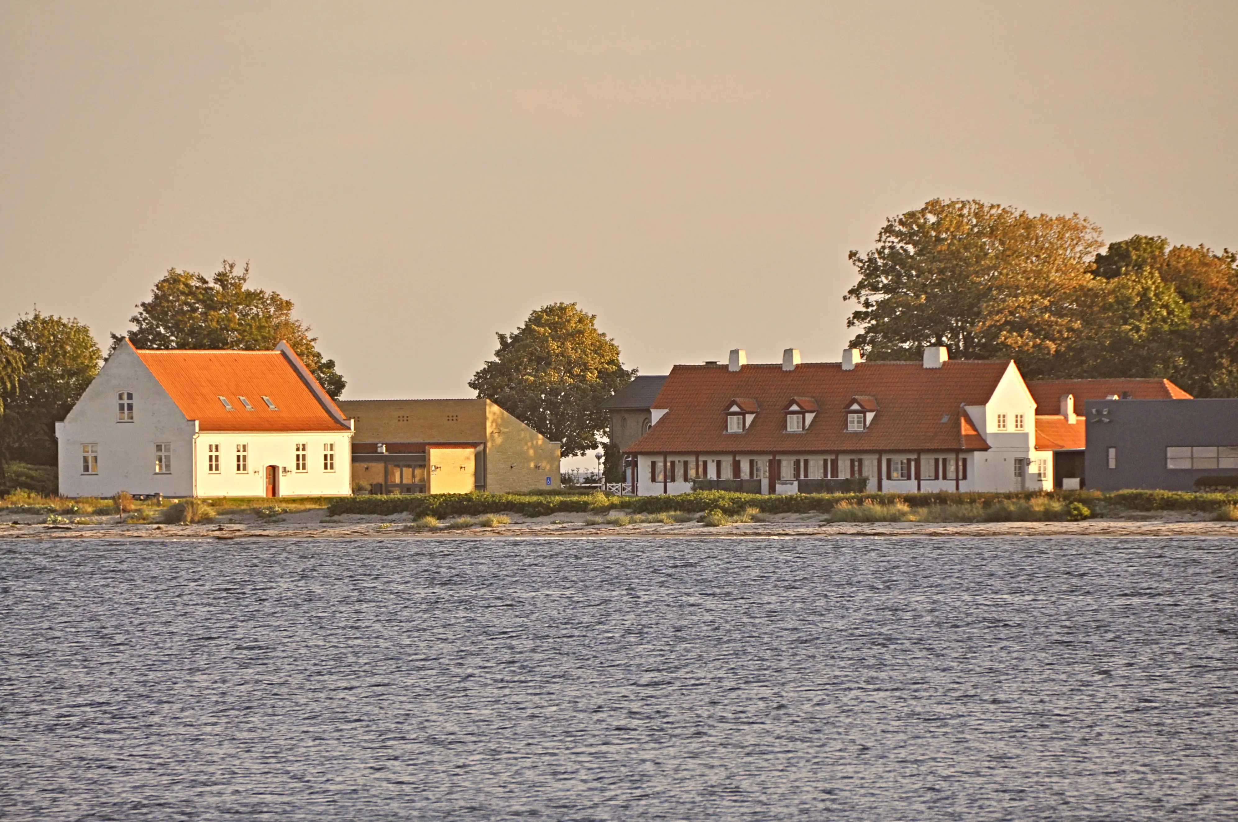 Billede af Knudshoved Isbådsstation set fra havsiden.